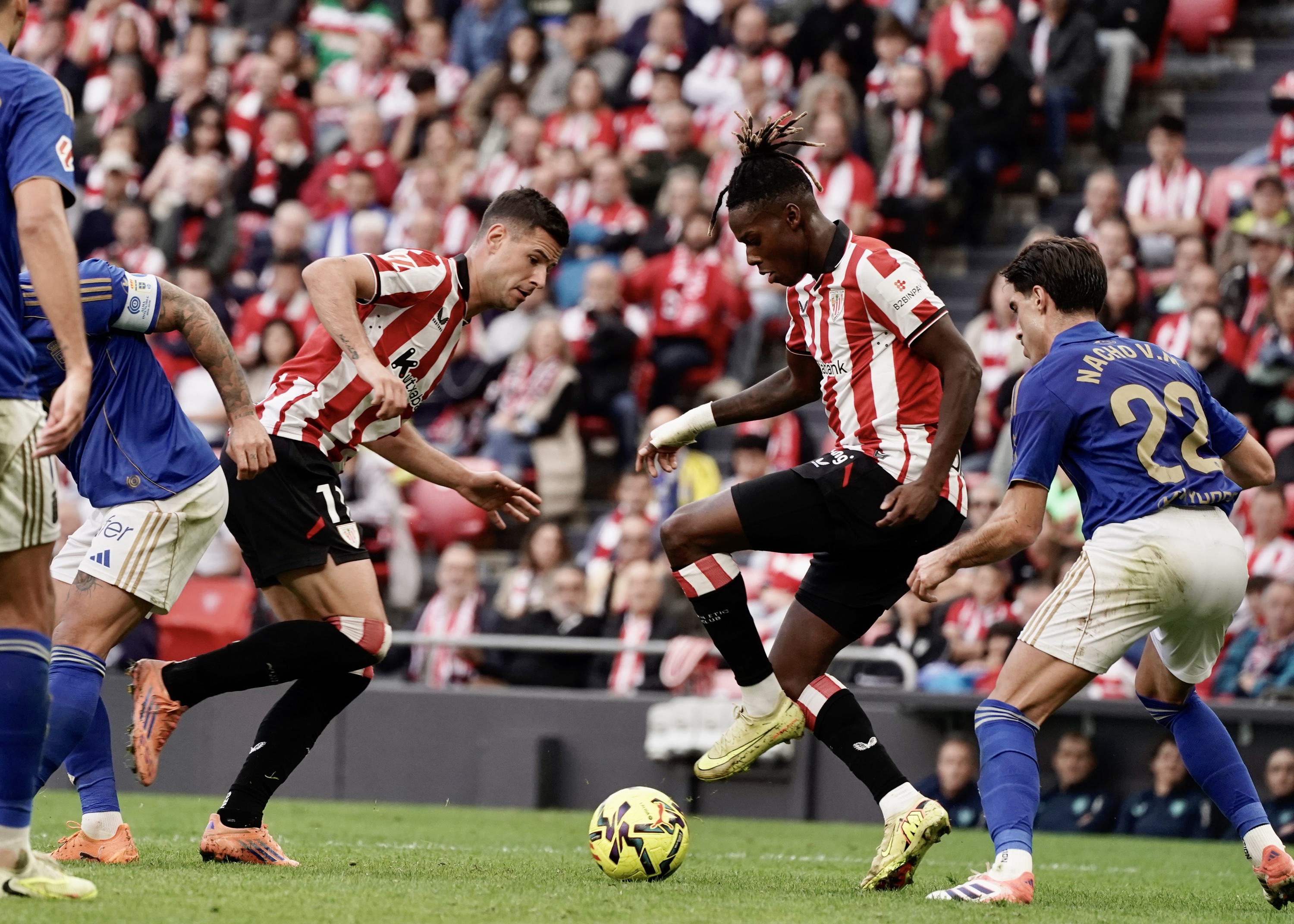 Nico Williams baloiarekin, Oviedoren kontrako partidan, San Mamesen. MARISOL RAMIREZ / FOKU