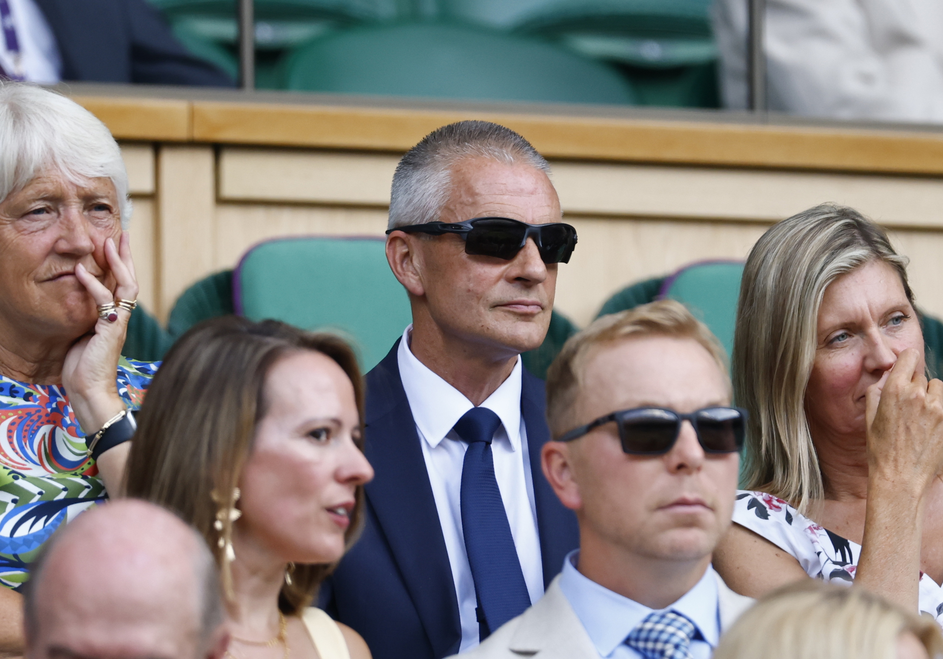 Tim Davie, goian, erdian, uztailaren 13an, Londresen, Wimbledon tenis torneoan. TOLGA AKMEN / EFE