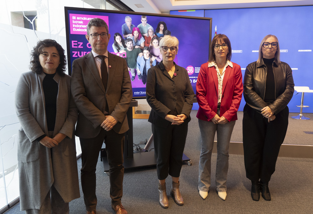 Emakundek, hiru foru aldundiek eta Eudelek elkarrekin aurkeztu dute Indarkeria Matxistaren Kontrako Eguneko kanpaina. ENDIKA PORTILLO / FOKU