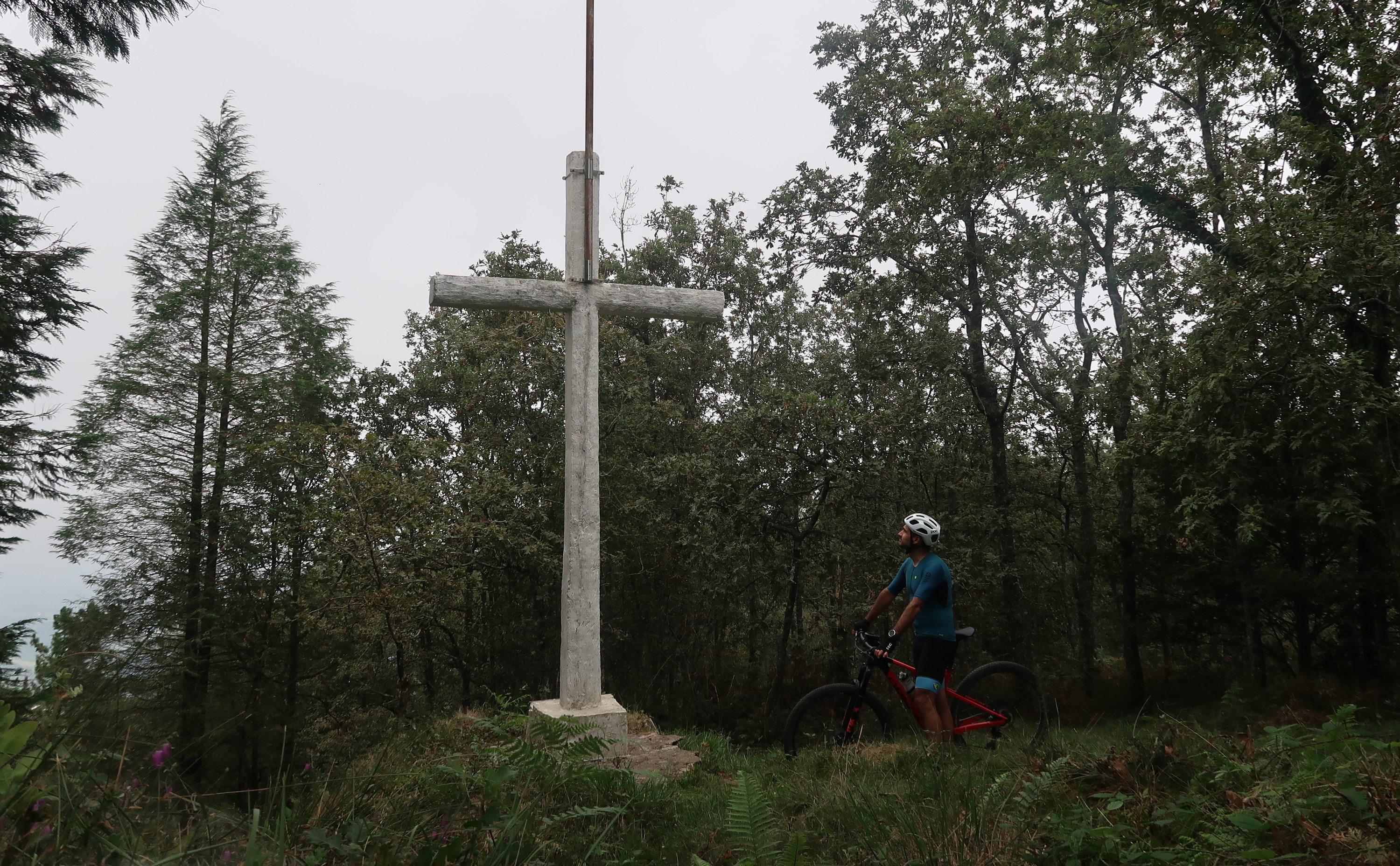 Andatza gailurreko gurutzea