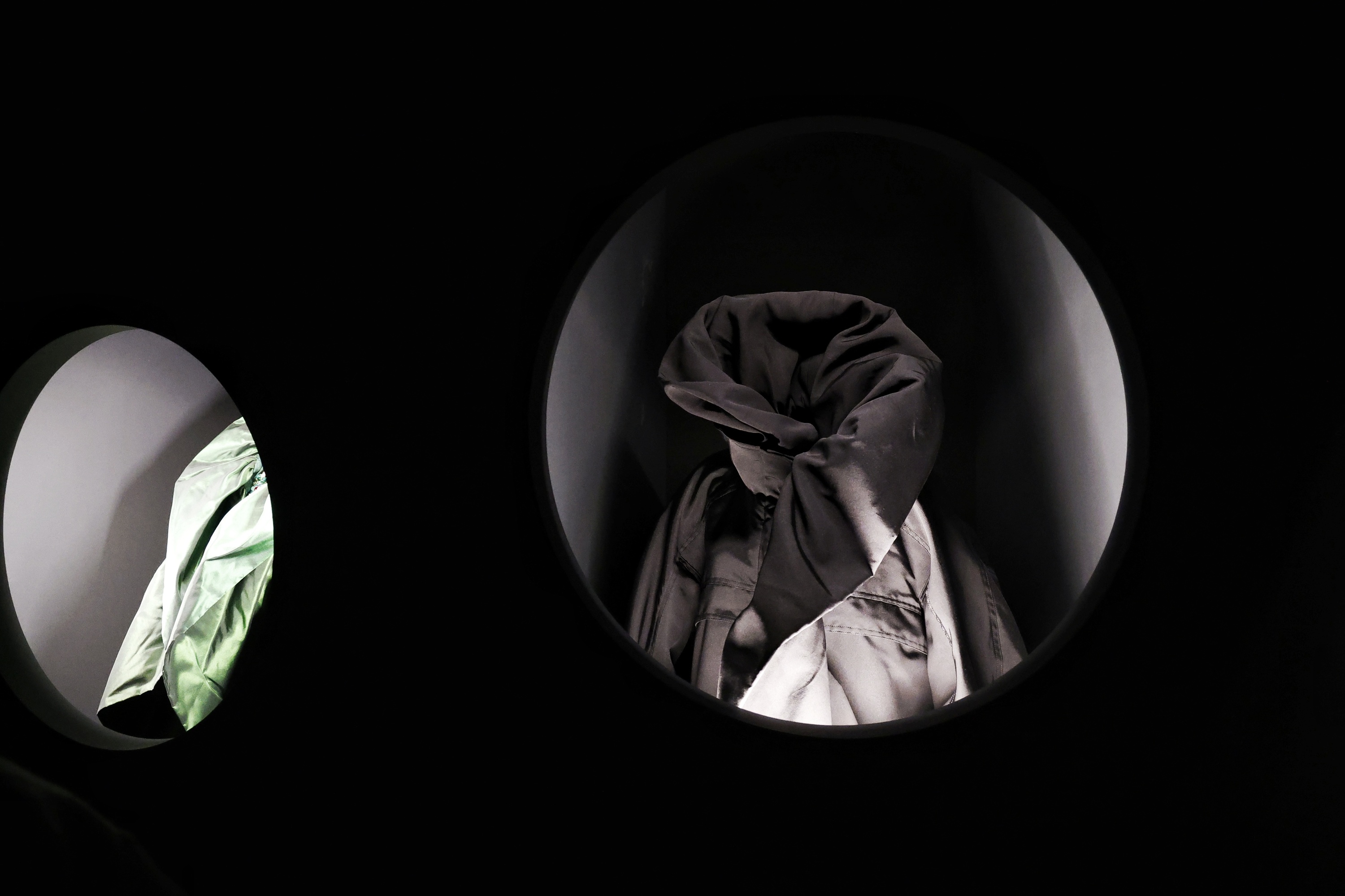 Demna Gvasaliaren berokiko lepoak Balentziaga ekartzen du gogora. MAIALEN ANDRES / FOKU Demna Gvasaliaren berokiko lepoak Balentziaga ekartzen du gogora. MAIALEN ANDRES / FOKU