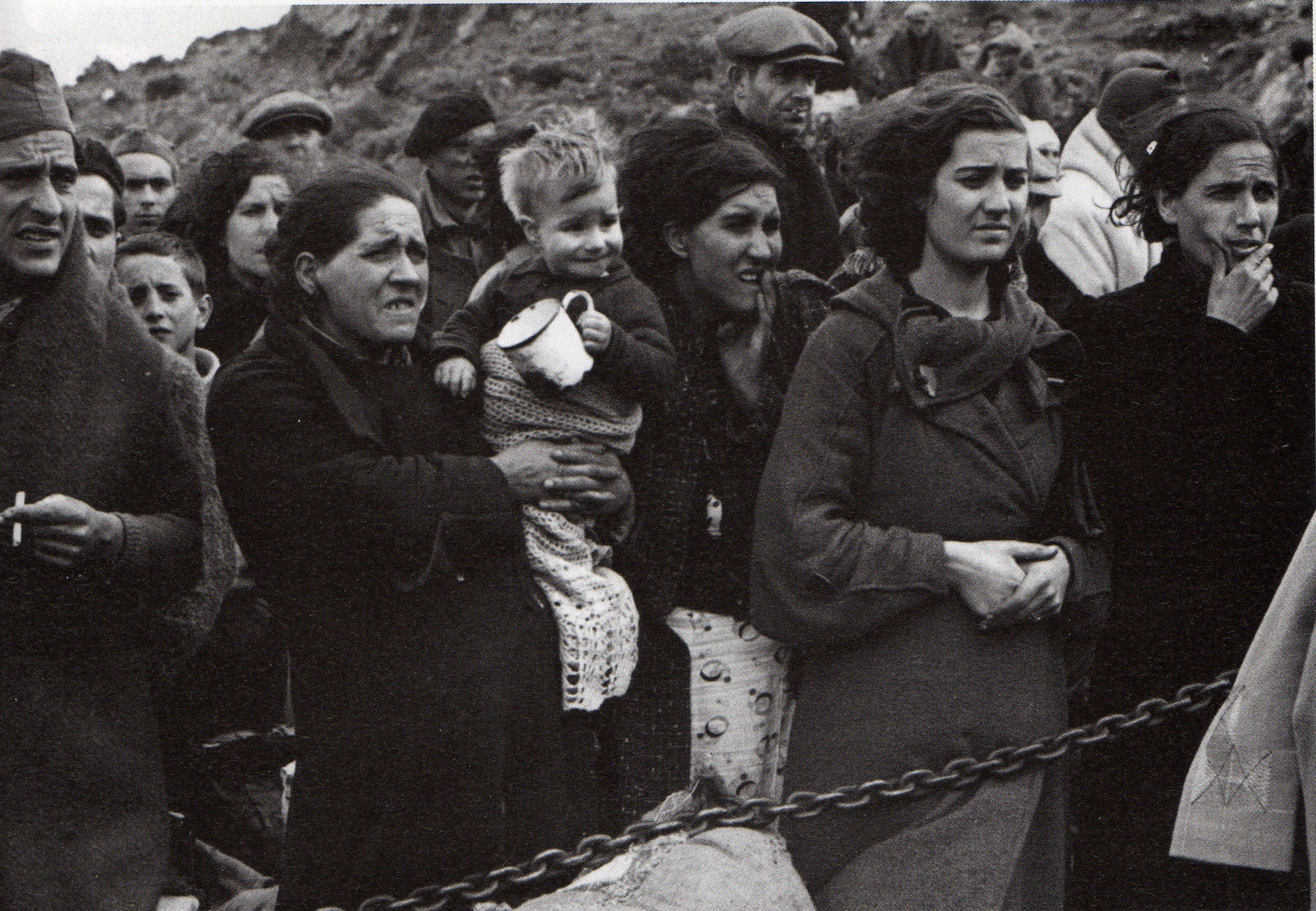 Pertsona batzuk mugan, El Portusen (Ipar Katalunia), 1939ko urtarrilaren 27an. MANUEL MOROS