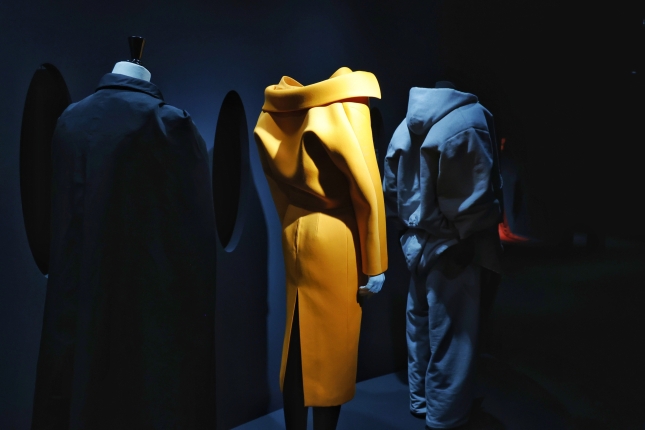 Erdiko jantzi laranja Demna Gvasaliak egindakoa da, Balentziagaren desfile batean inspiratuta. MAIALEN ANDRES / FOKU Erdiko jantzi laranja Demna Gvasaliak egindakoa da, Balentziagaren desfile batean inspiratuta. MAIALEN ANDRES / FOKU