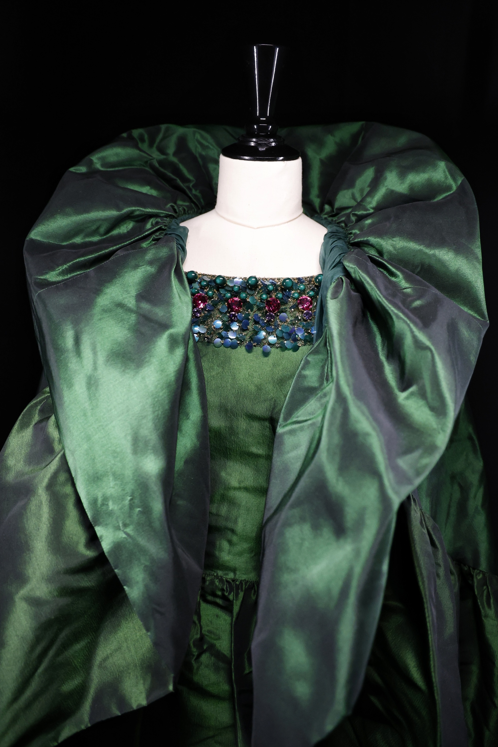 Balentziagaren soineko bat, lepo nabarmenarekin. MAIALEN ANDRES / FOKU Balentziagaren soineko bat, lepo nabarmenarekin. MAIALEN ANDRES / FOKU