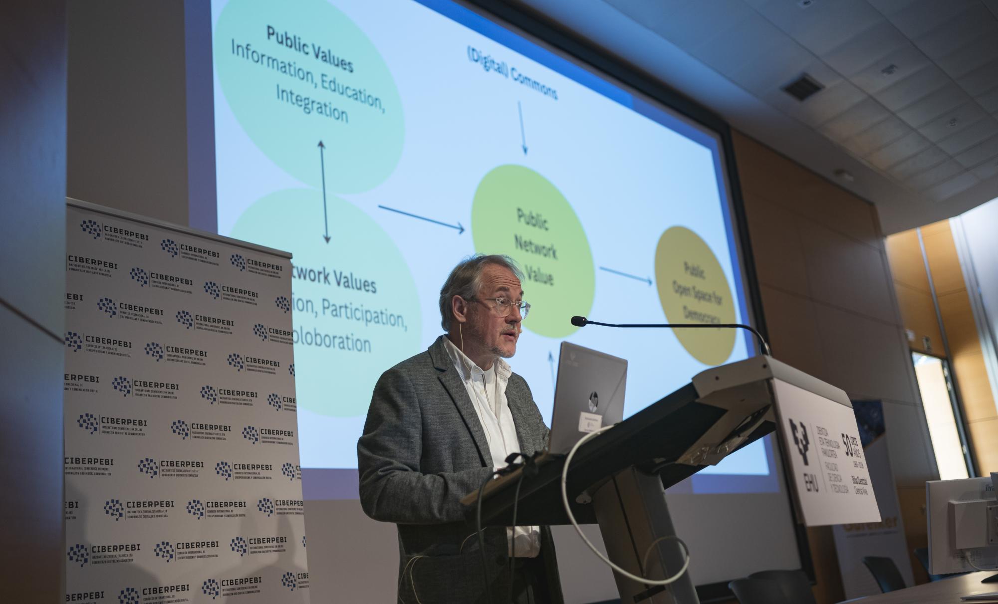 Thomas Steinmaurer gaur, EHUko Zientzia eta Teknologia Fakultateko paraninfoan. ARITZ LOIOLA / FOKU