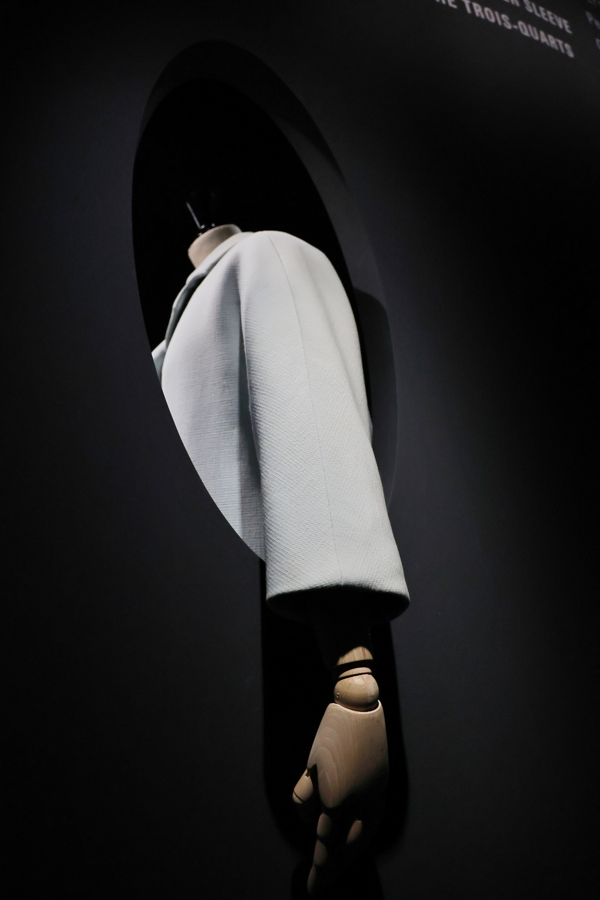 Hiru laurdeneko mahukak eskumuturra agerian uzten du. MAIALEN ANDRES / FOKU Hiru laurdeneko mahukak eskumuturra agerian uzten du. MAIALEN ANDRES / FOKU