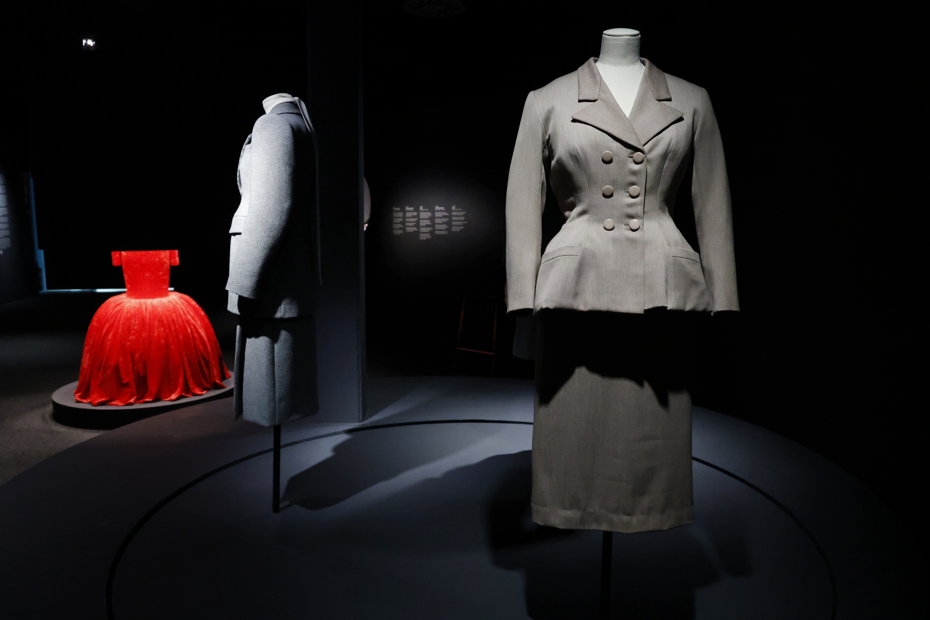 Cristobal Balentziagak egindako txaketa, 'hourglass' gerriduna. MAIALEN ANDRES / FOKU