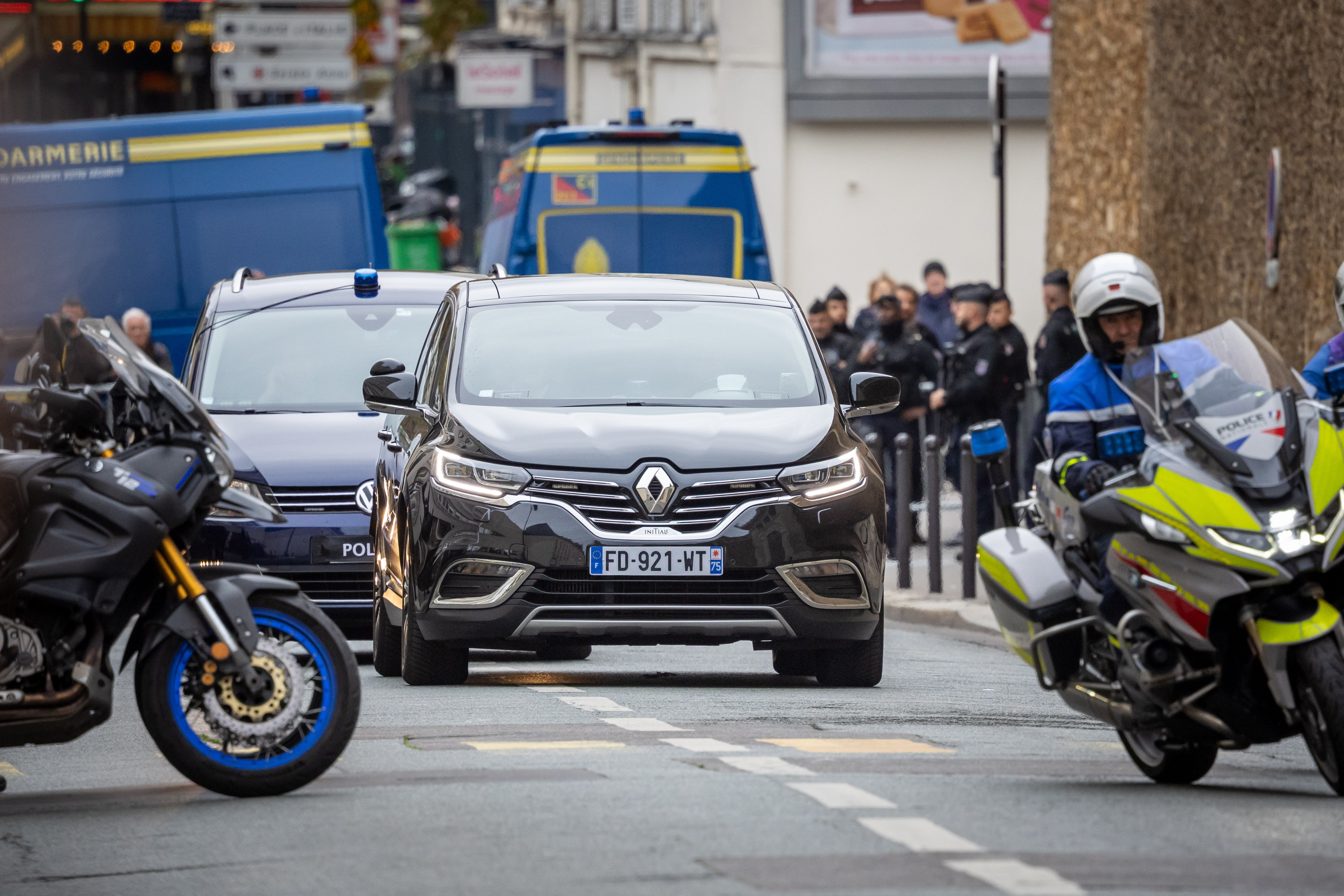 Nicolas Sarkozy daraman ibilgailua La Sante kartzelatik ateratzen, gaur. CHRISTOPHE PETIT TESSON  / EFE