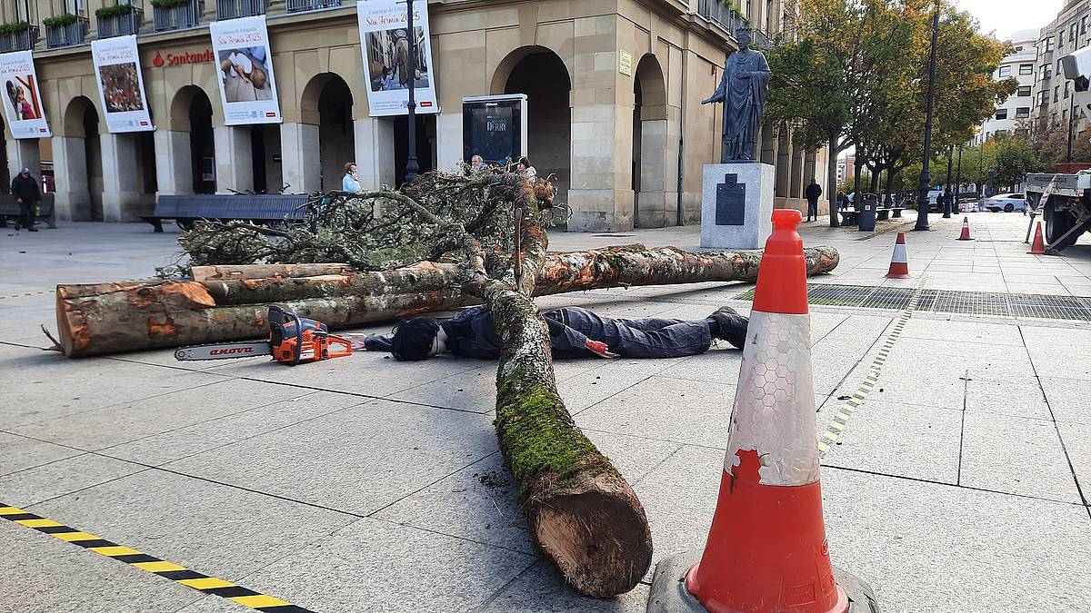 Joan den asteko laneko heriotza irudikatu dute Gazteluko plazan. LAB
