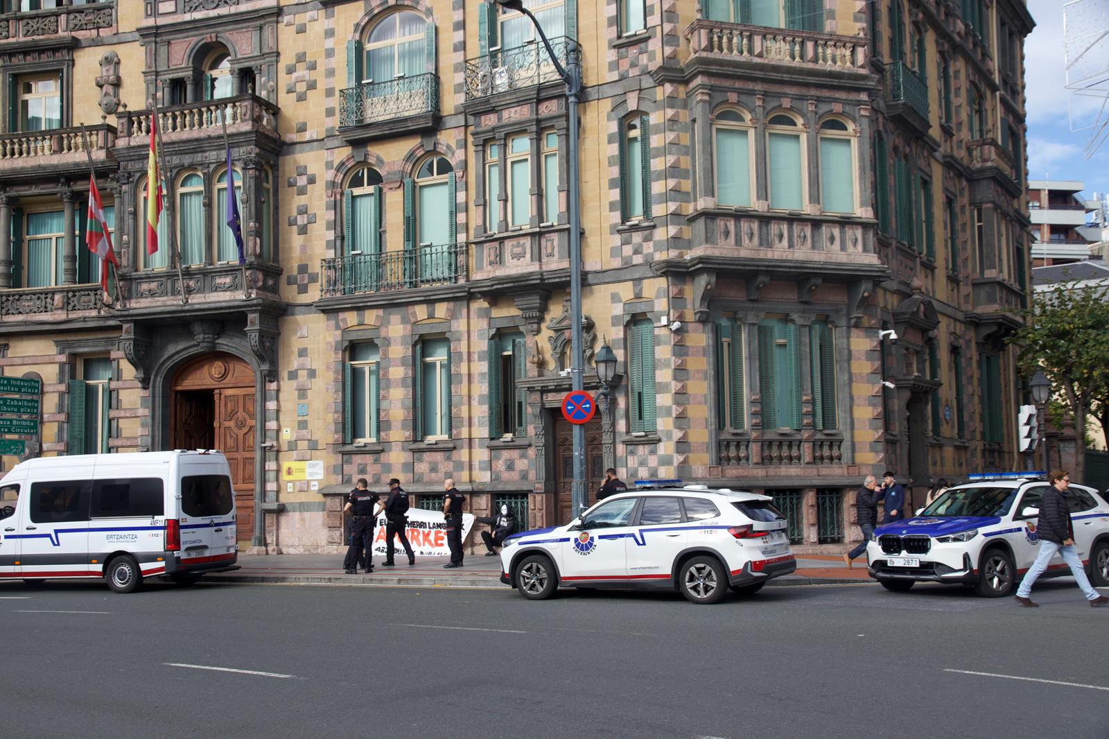 Jarkiko kideak, ertzainak aurrean dituztela, Espainiako Gobernuaren ordezkaritzan, Bilbon. JARKI