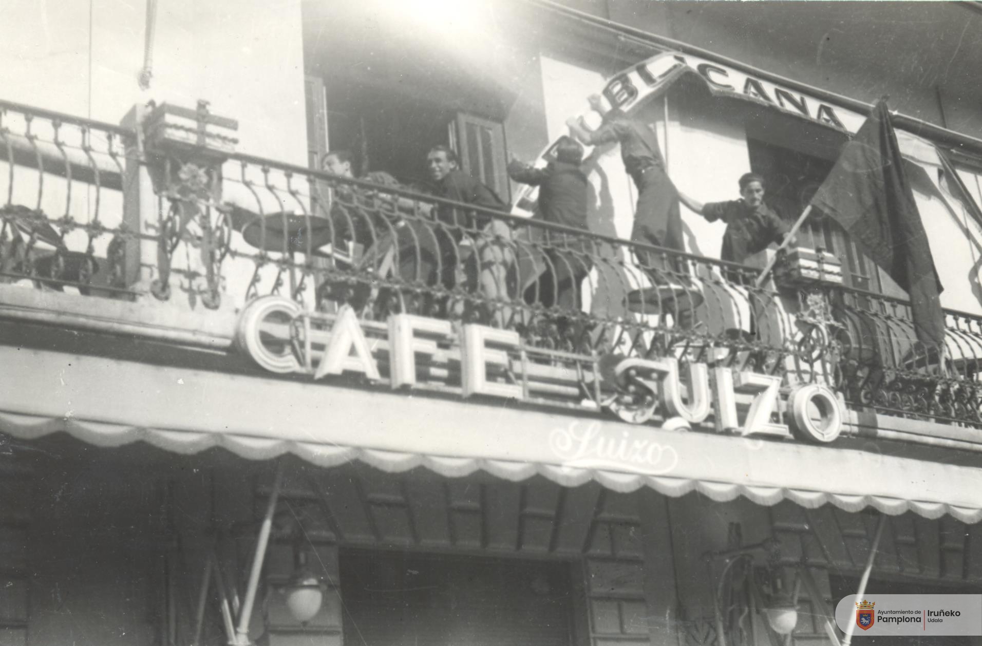 Falangeko kideak Iruñeko Gazteluko plazako Izquierda Republicanaren egoitzan, haren aurkako erasoaldian eta espoliazioan.  JOSE GALLE GALLEGO / IRUÑEKO UDAL ARTXIBOA