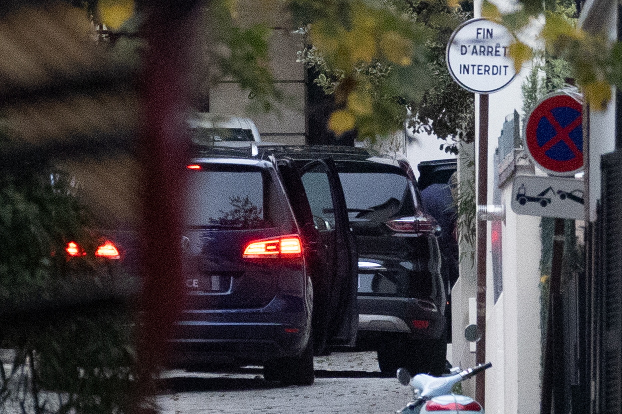 Nicolas Sarkozy, atzo, kartzelatik bere etxera eraman zuen ibilgailutik ateratzen. MOHAMMED BADRA/ / EFE