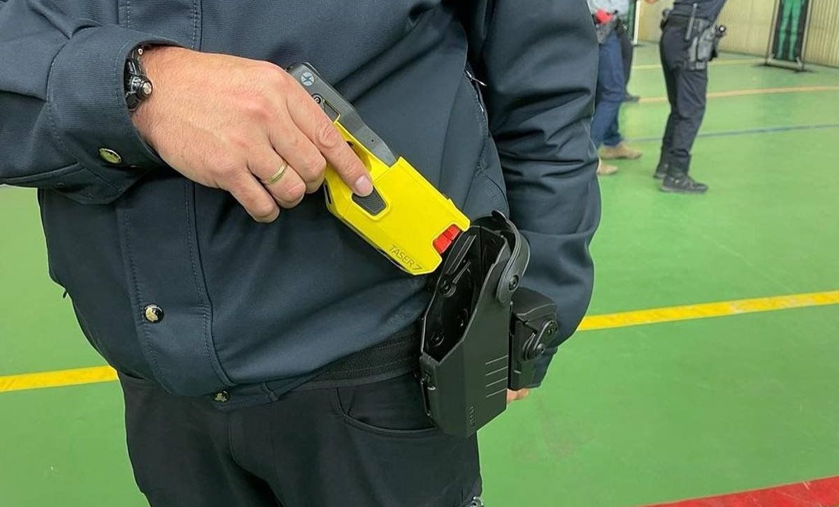 Polizia bat taser pistola batekin. BERRIA