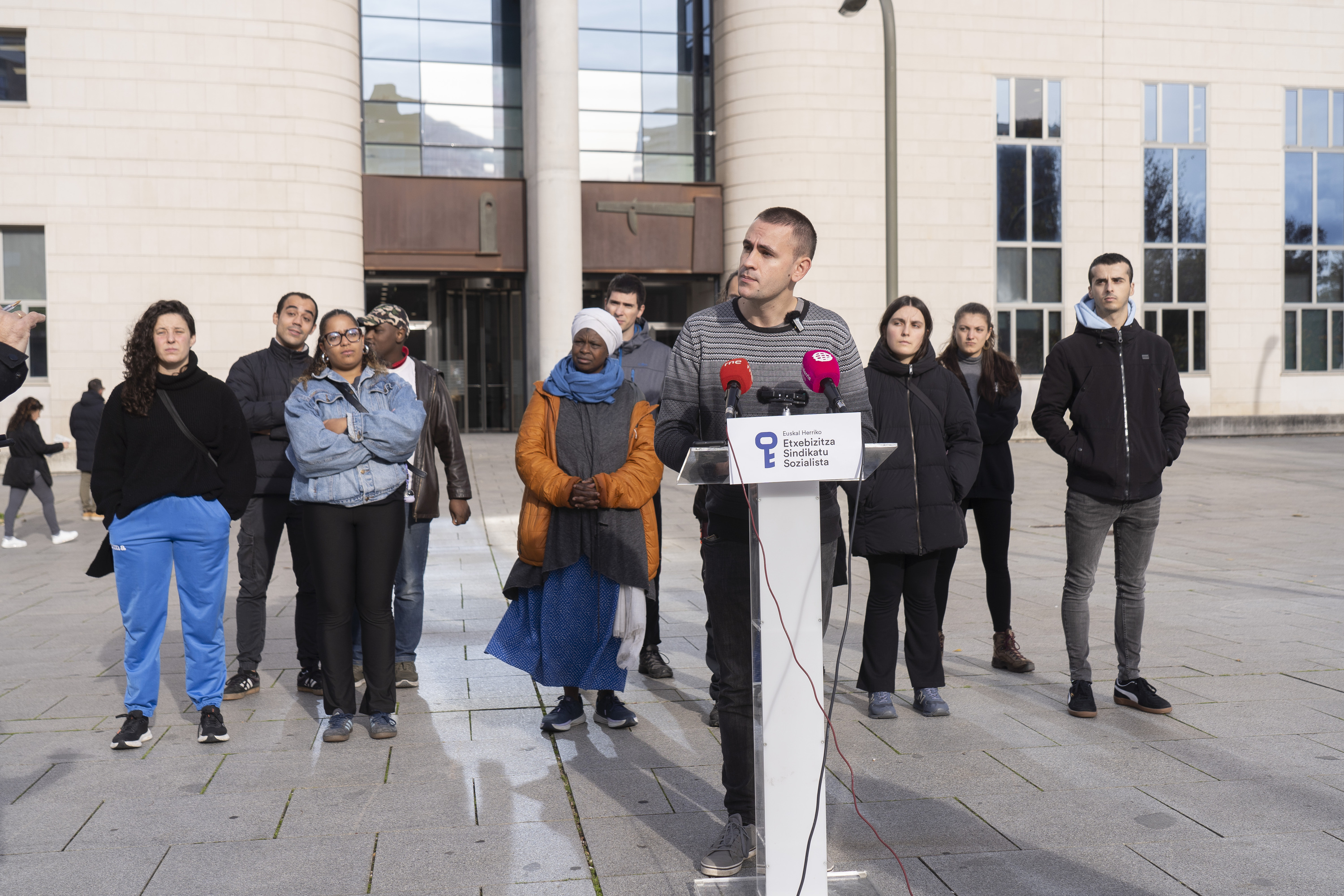 Euskal Herriko Etxebizitza Sindikatuaren agerraldia gaur, Iruñean. IÑIGO URIZ / FOKU