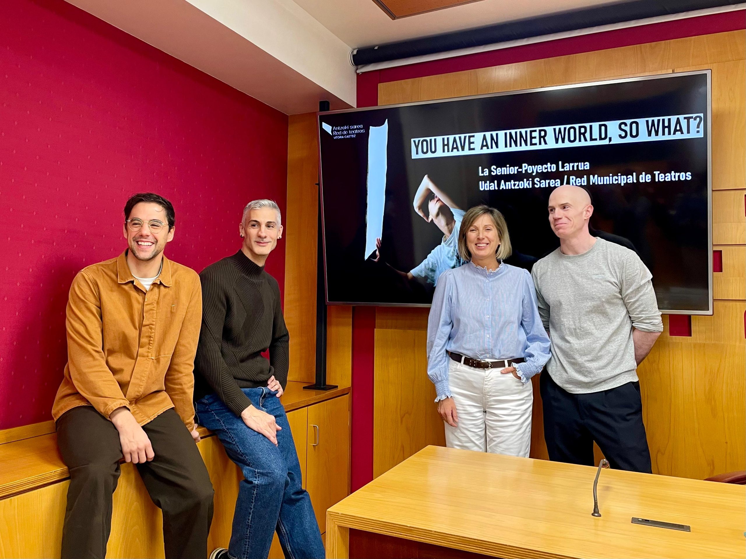 Larrua proiektuaren ikuskizun berria aurkezteko agerraldia, gaur, Gasteizko udaletxean. GASTEIZKO UDALA