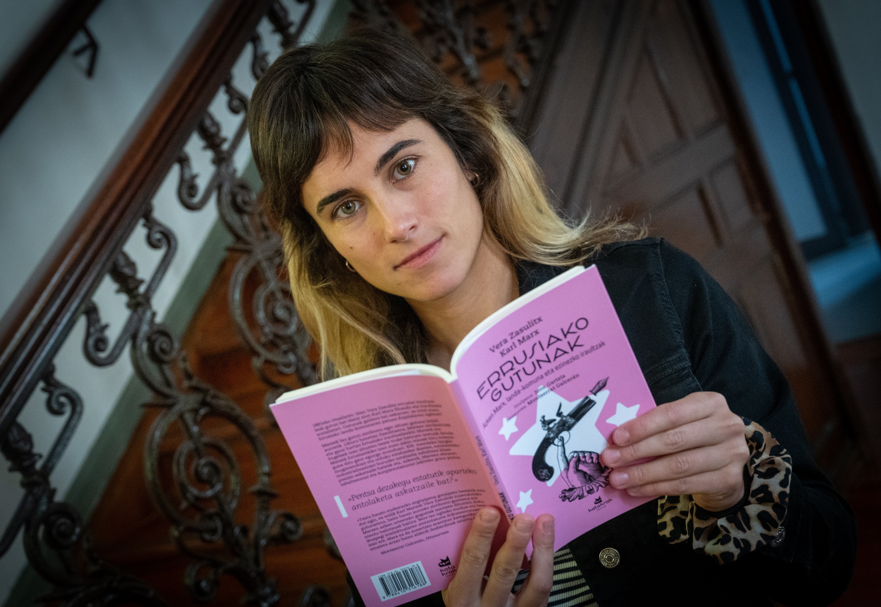 Jone Gartzia, 'Errusiako gutunak' liburua eskuetan. GORKA RUBIO / FOKU