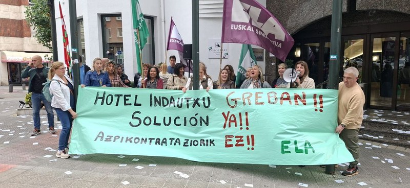 Indautxu hoteleko logela garbitzaileak, zerbitzuaren azpikontratazioa salatzen. ELA