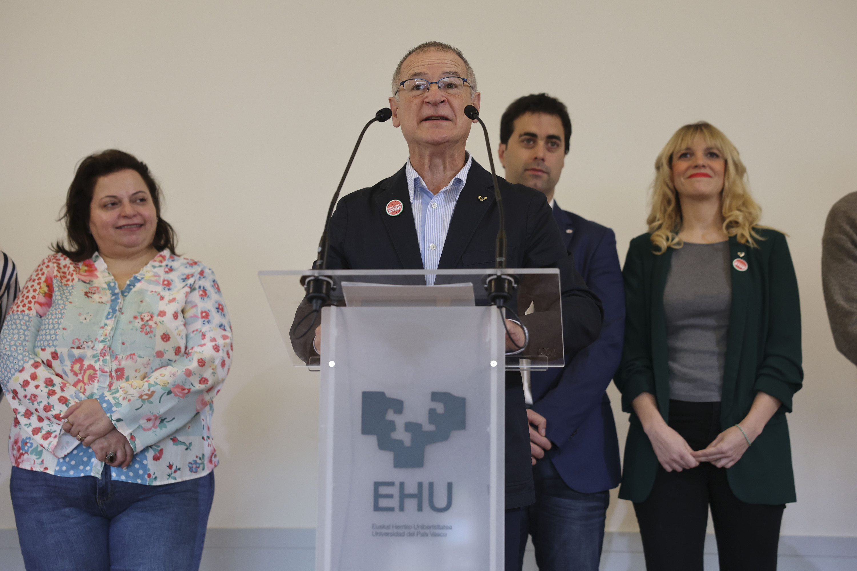 Joxerramon Bengoetxea EHUko errektorea, Nabluseko unibertsitateko Ghadeer Omar doktorea bere eskuinean duela, gaurko aurkezpenean. LUIS TEJIDO / EFE