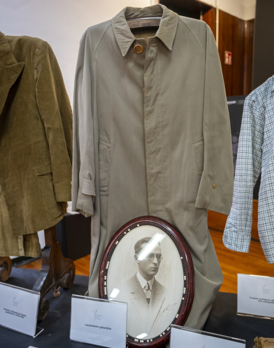 'Lauaxeta'-ren gabardina eta gurutzea. GORKA RUBIO / FOKU