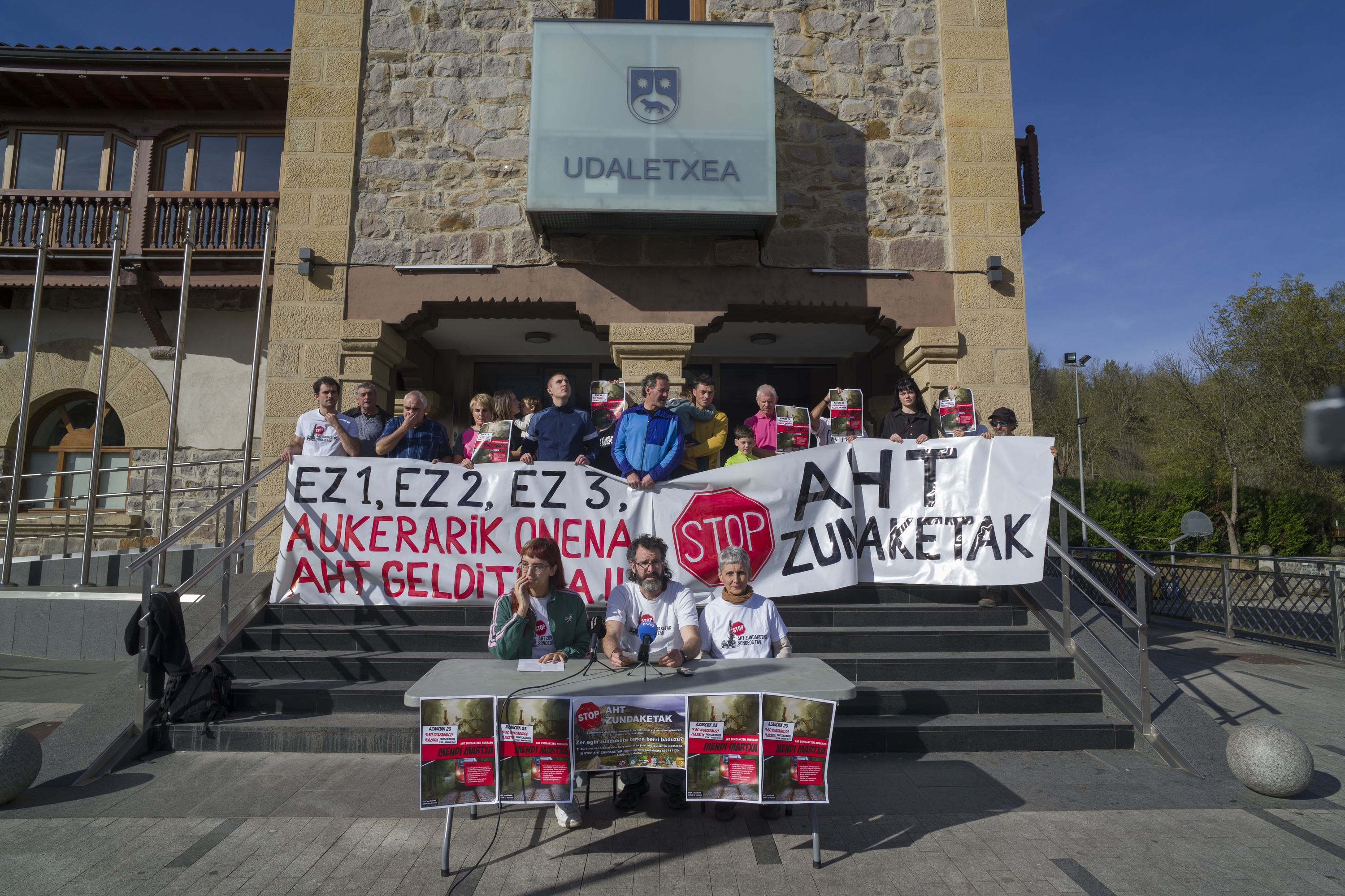 Plataformako kideek gaur goizean egin duten prentsaurrekoa. JON URBE / FOKU