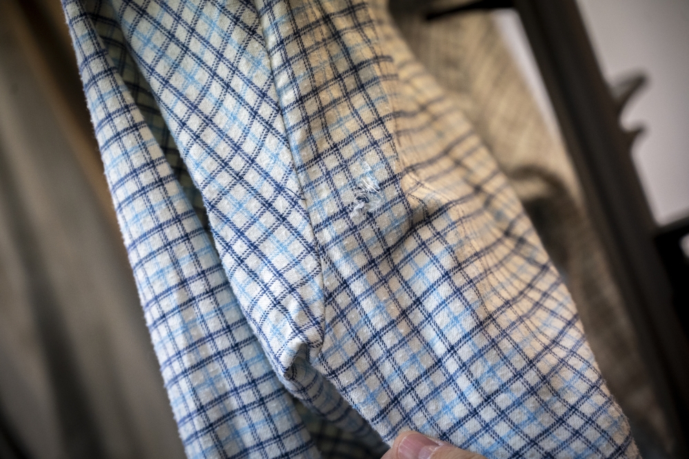 Txomin Iturberen alkandora, tiro zuloarekin. GORKA RUBIO / FOKU