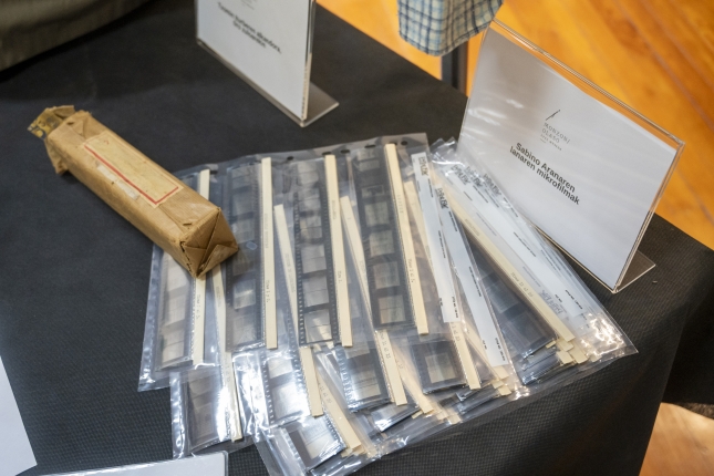 Sabino Aranaren lanen mikrofilmeak. GORKA RUBIO / FOKU