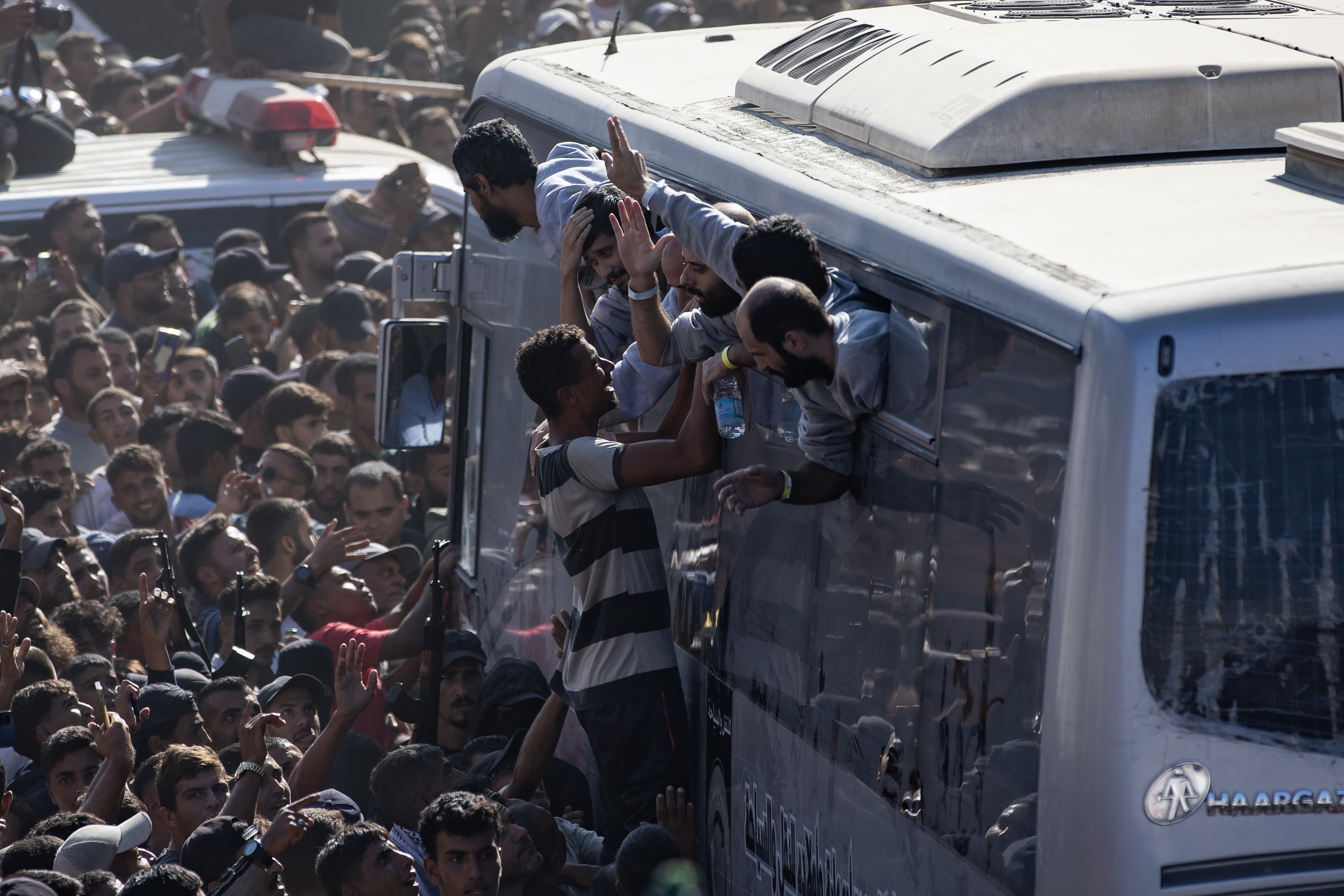 Israelek aske utzitako hainbat preso palestinar Gazara, Khan Yunisera iristen, urriaren 13an. HAITHAM IMAD / EFE
