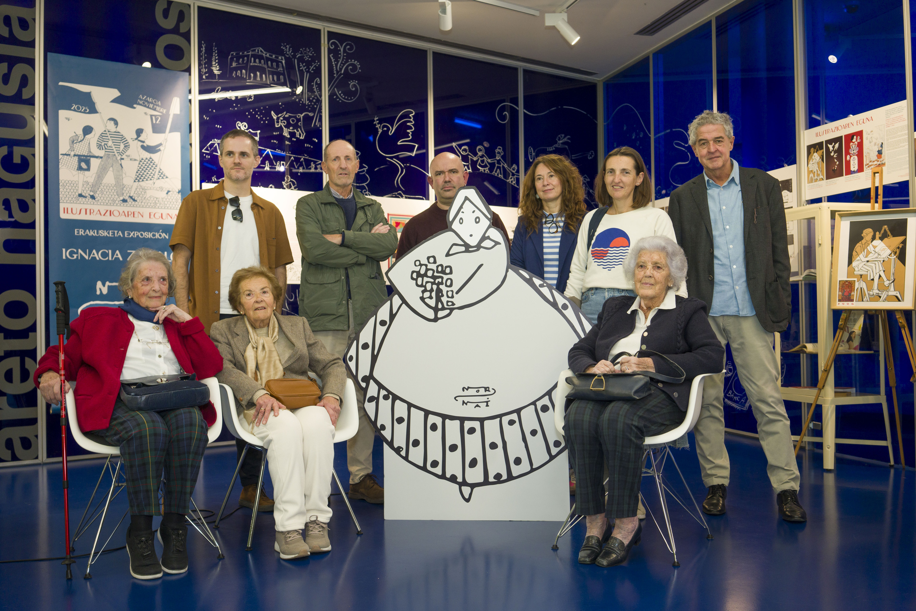 Ignacia Zabaloren familia eta erakusketaren egileak, gaur, aurkezpenean. JON URBE / FOKU