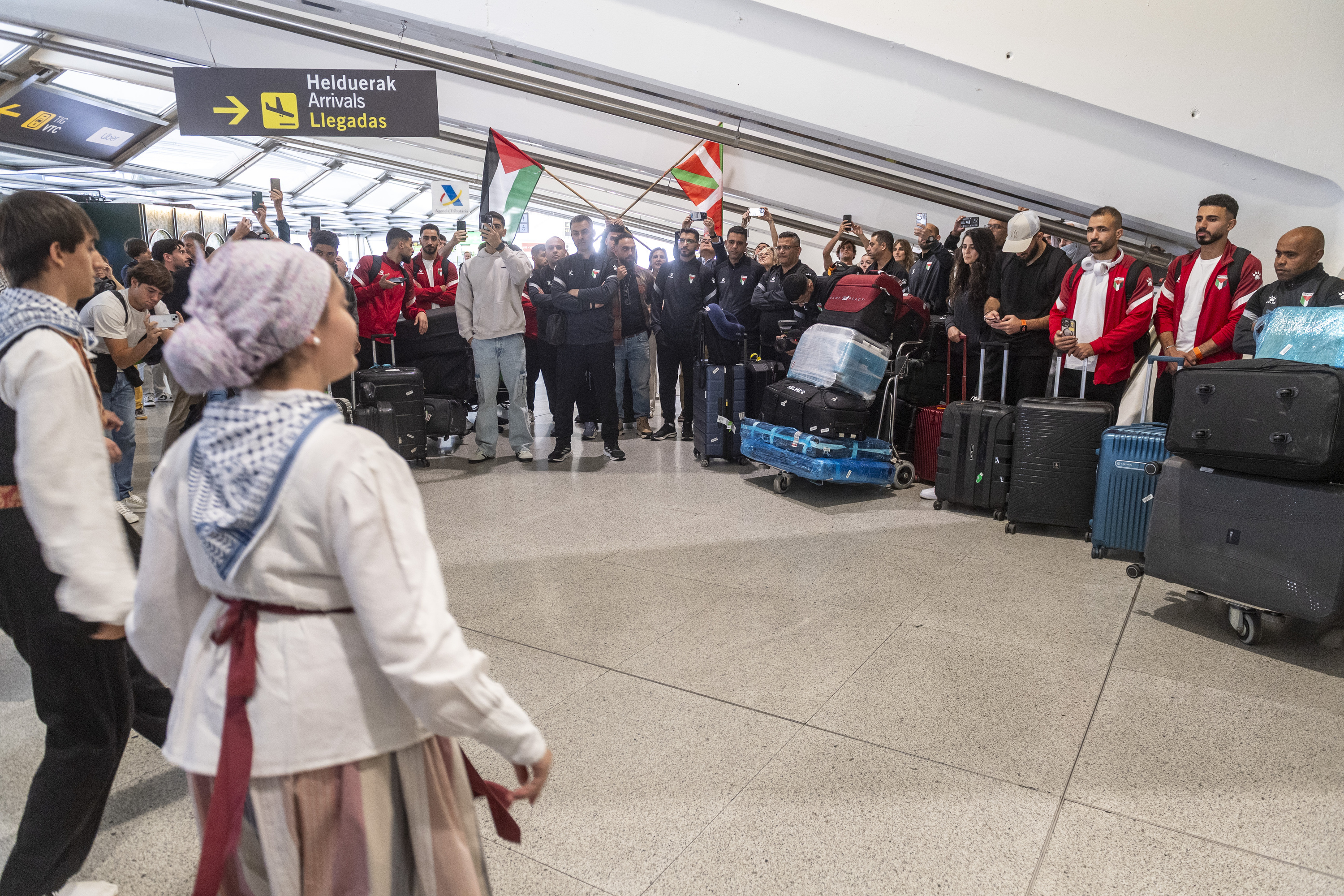 Dantzariak, Palestinako jokalariei ohorezko aurreskua dantzatzen, Loiuko aireportuan. JAIZKI FONTANEDA / FOKU