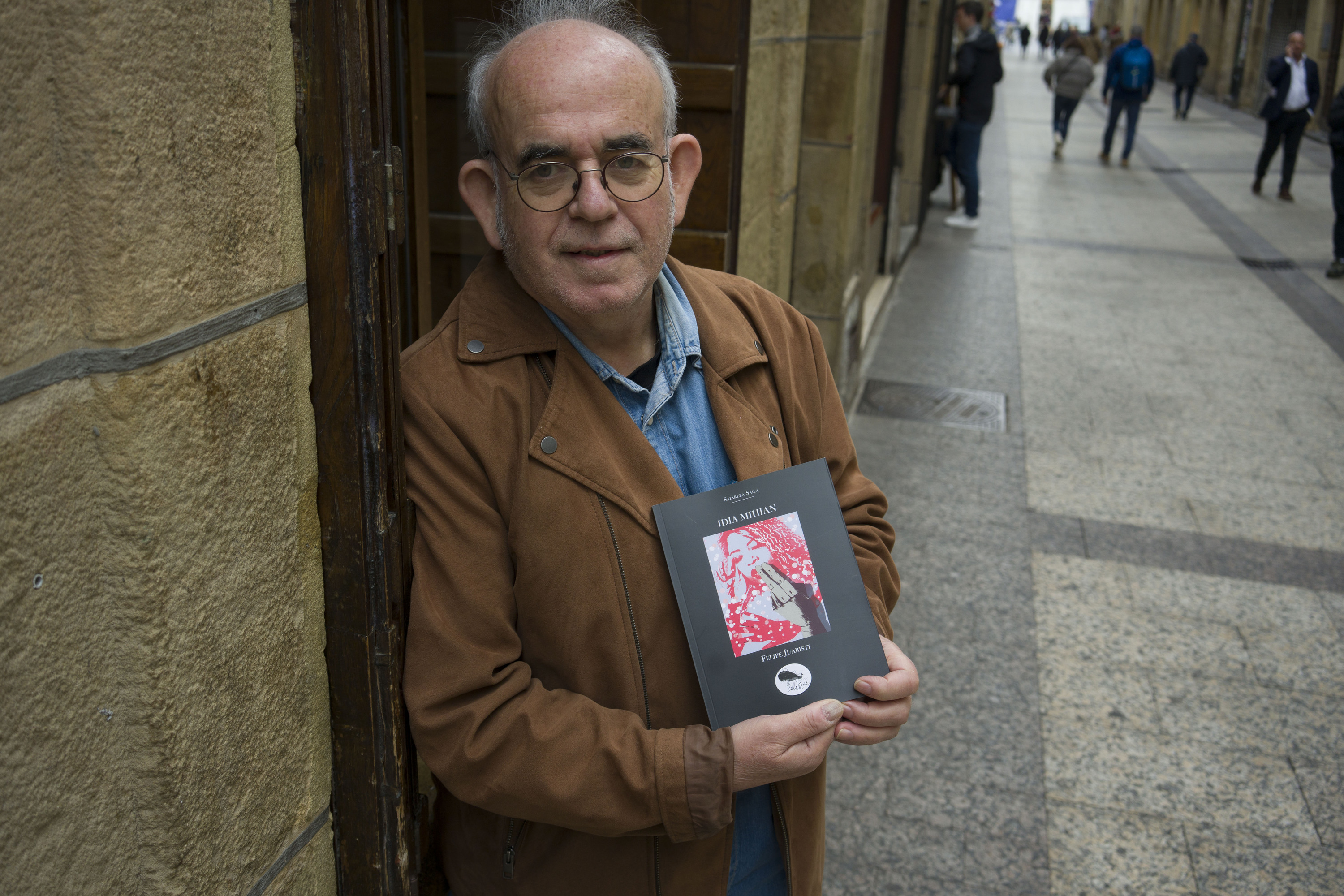 Felipe Juaristi, liburu berria esku artean duela, Donostian. JON URBE / FOKU
