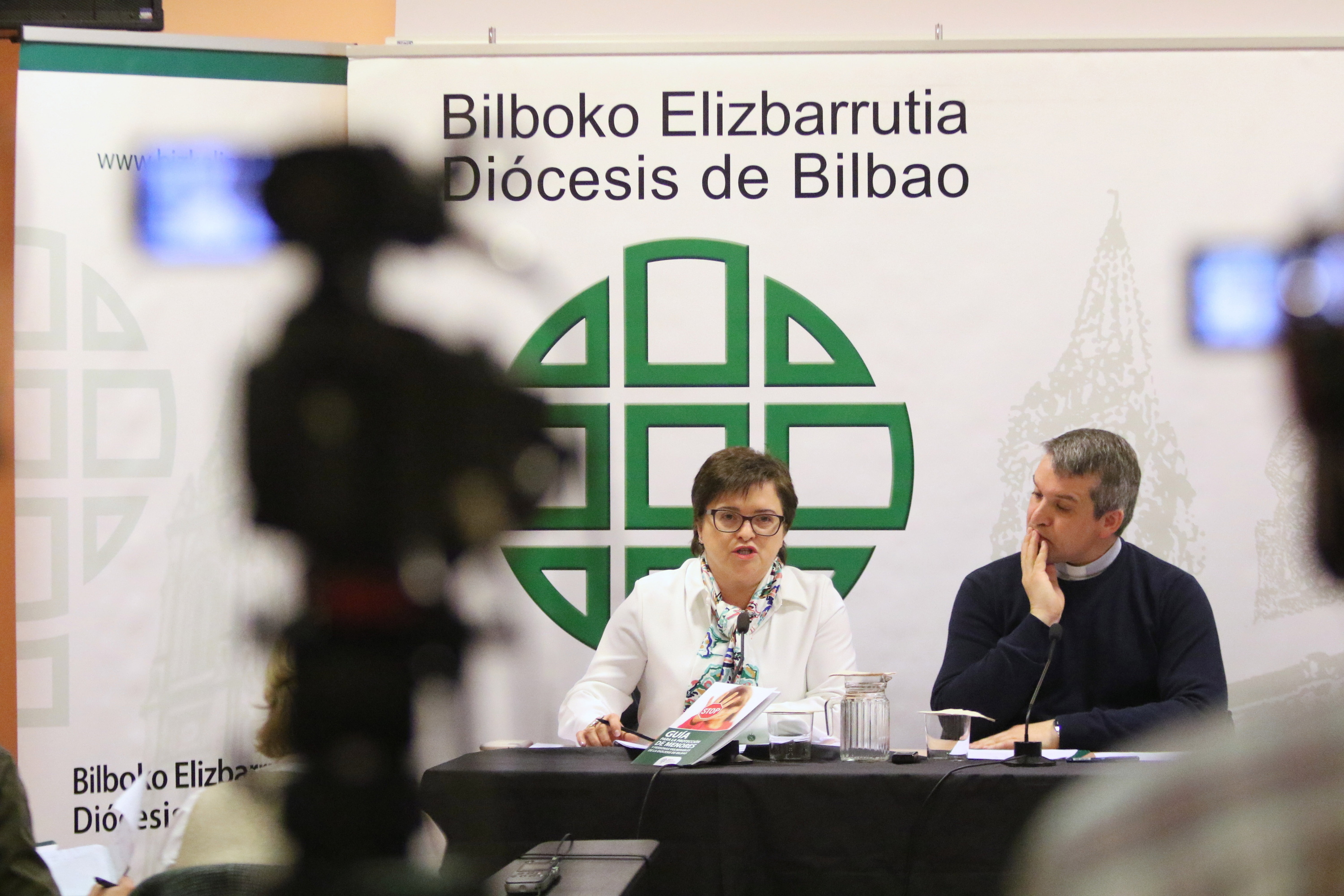 Bilboko Elizbarrutiko adingabeen batzordearen memoriaren aurkezpena, 2023an. Ezker-eskuin: Gemma Escapa abokatua eta Carlos Olabarri batzordeko zuzendaria. OSKAR MATXIN EDESA / FOKU