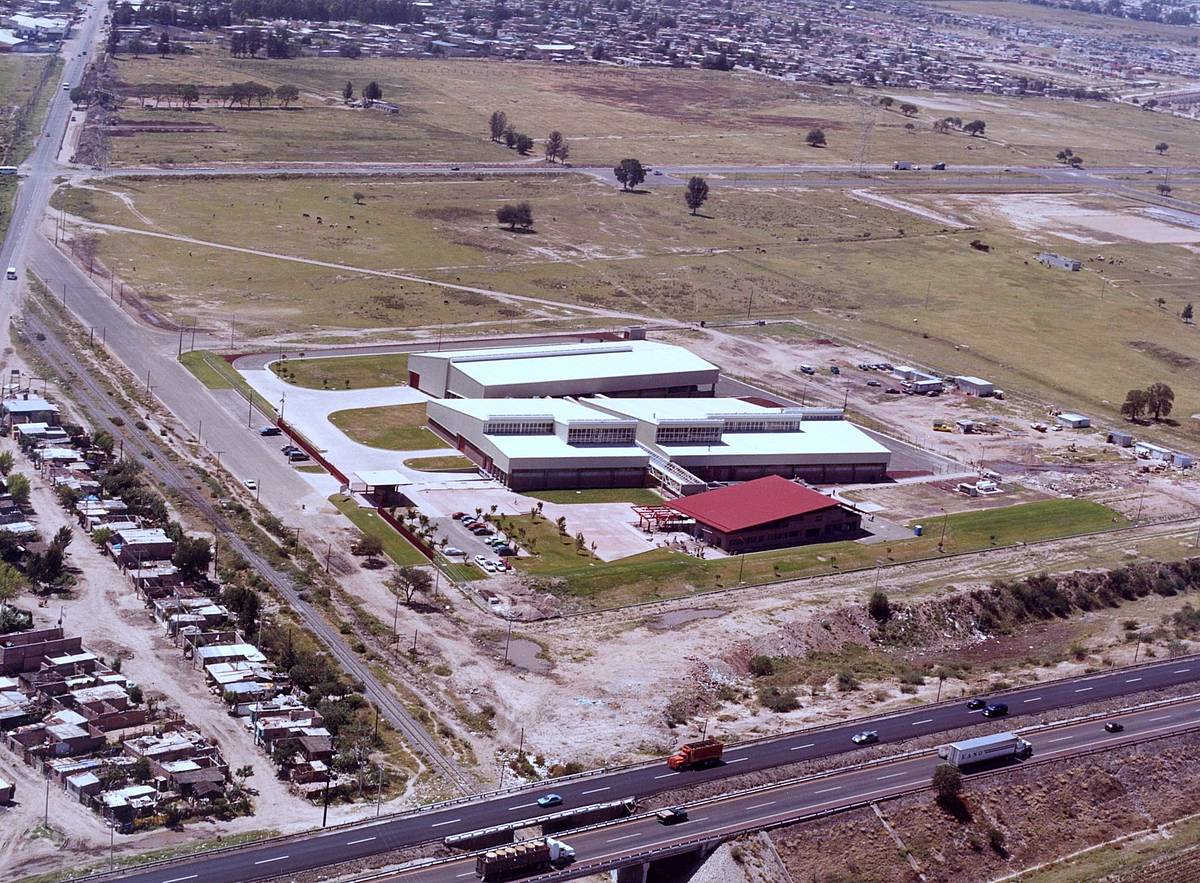 Elayren fabrika Celayan, Guanajuaton (Mexiko), 2001ean. ELAY