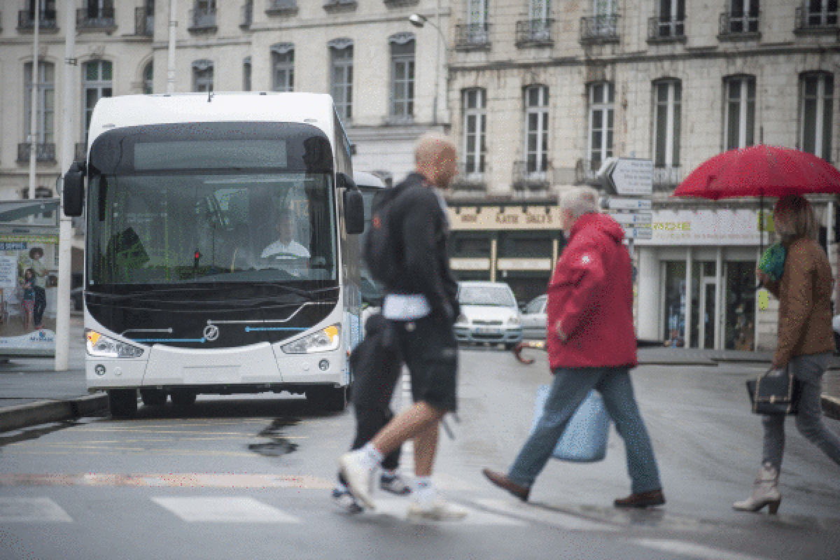 Irizarren autobus bat Genovako kaleetan, probetan.