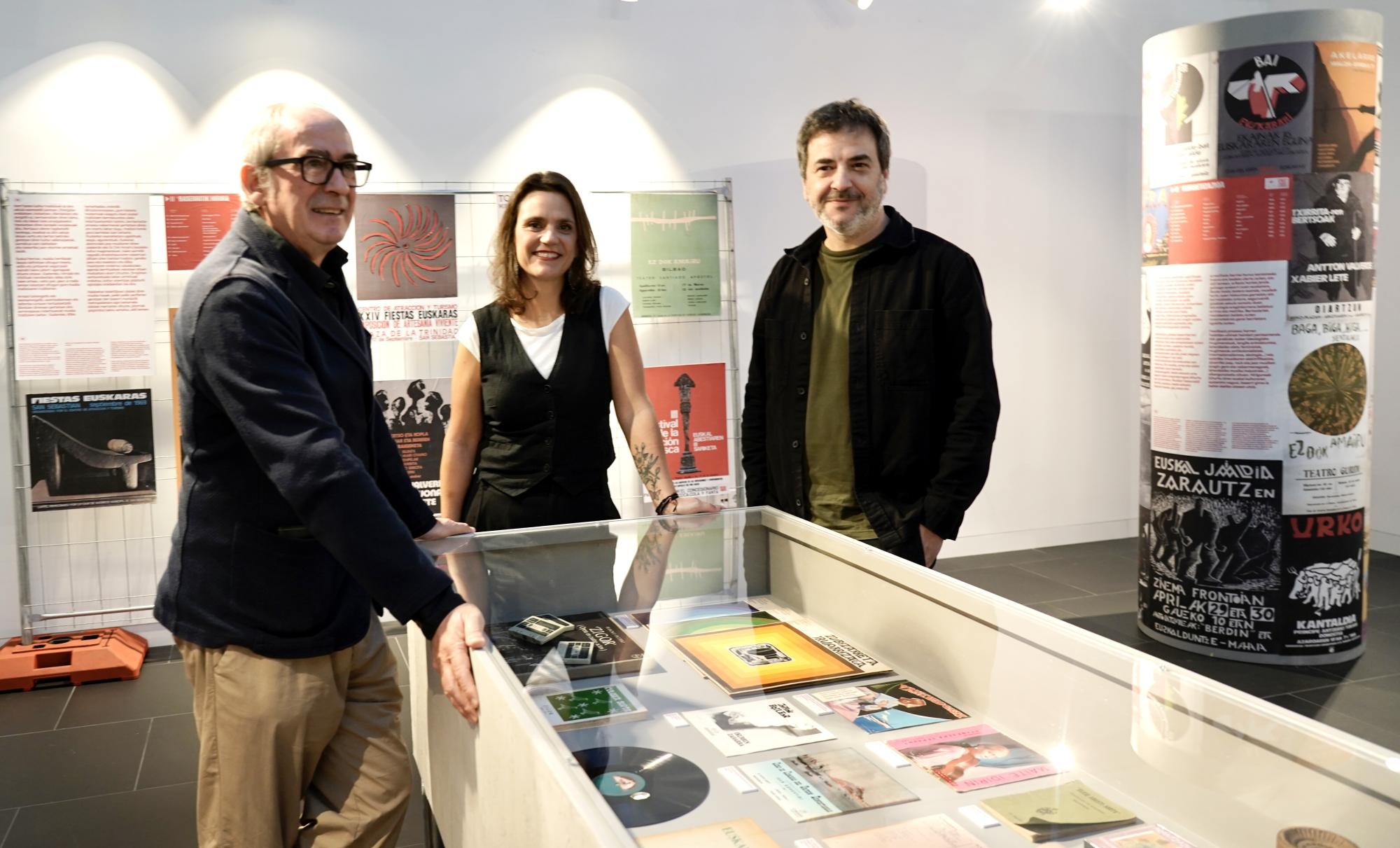 Iñaki Lopez de Aguileta, Ruth Manzano eta Xabier Erkizia, Bilbon, 'Kanthoria eta Auto-tunea' erakusketaren aurkezpenean, azaroaren 6an. MARISOL RAMIREZ / FOKU