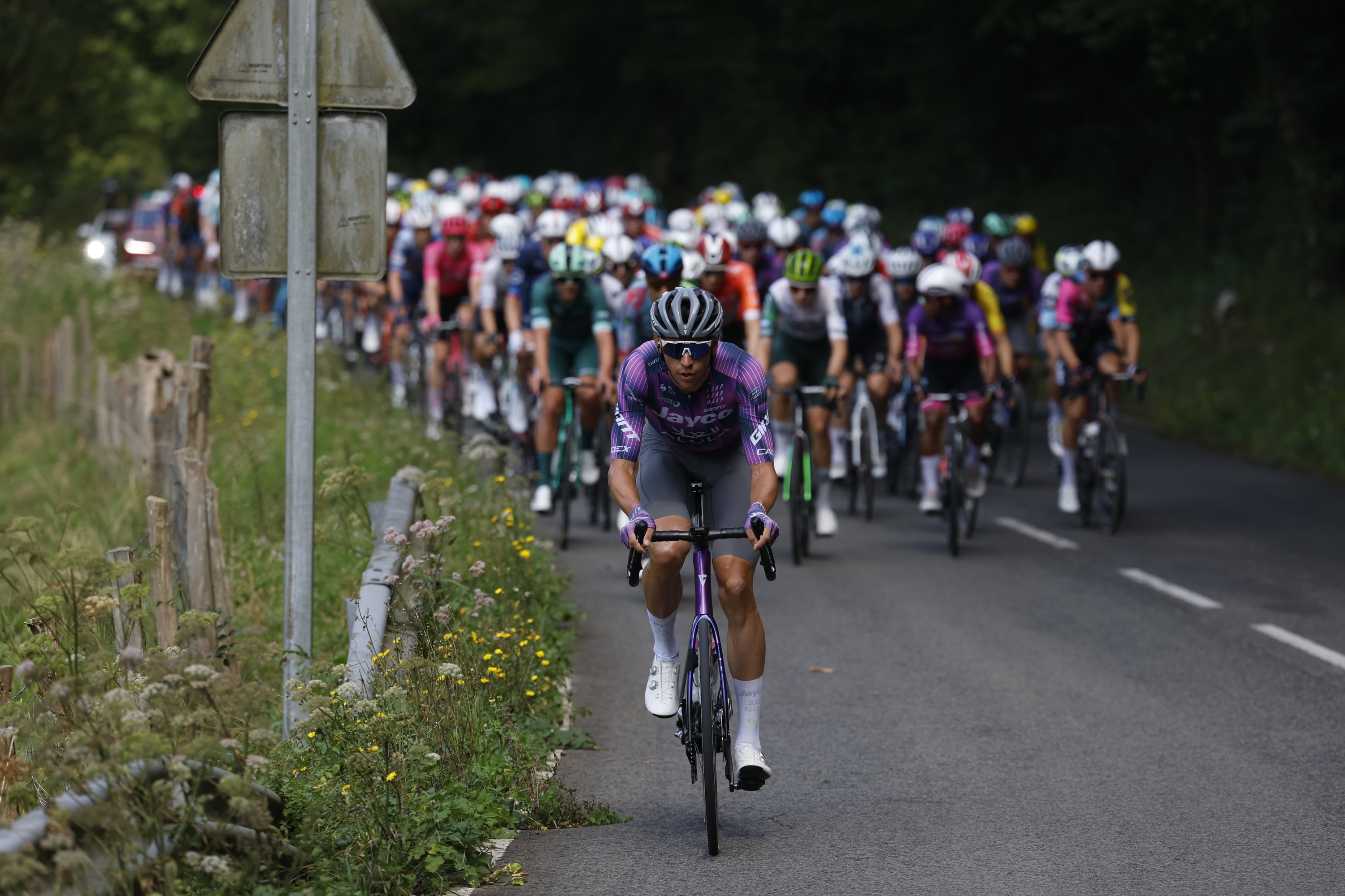 Tropela, joan den Vueltako etapa batean. JAVIER LIZON / EFE