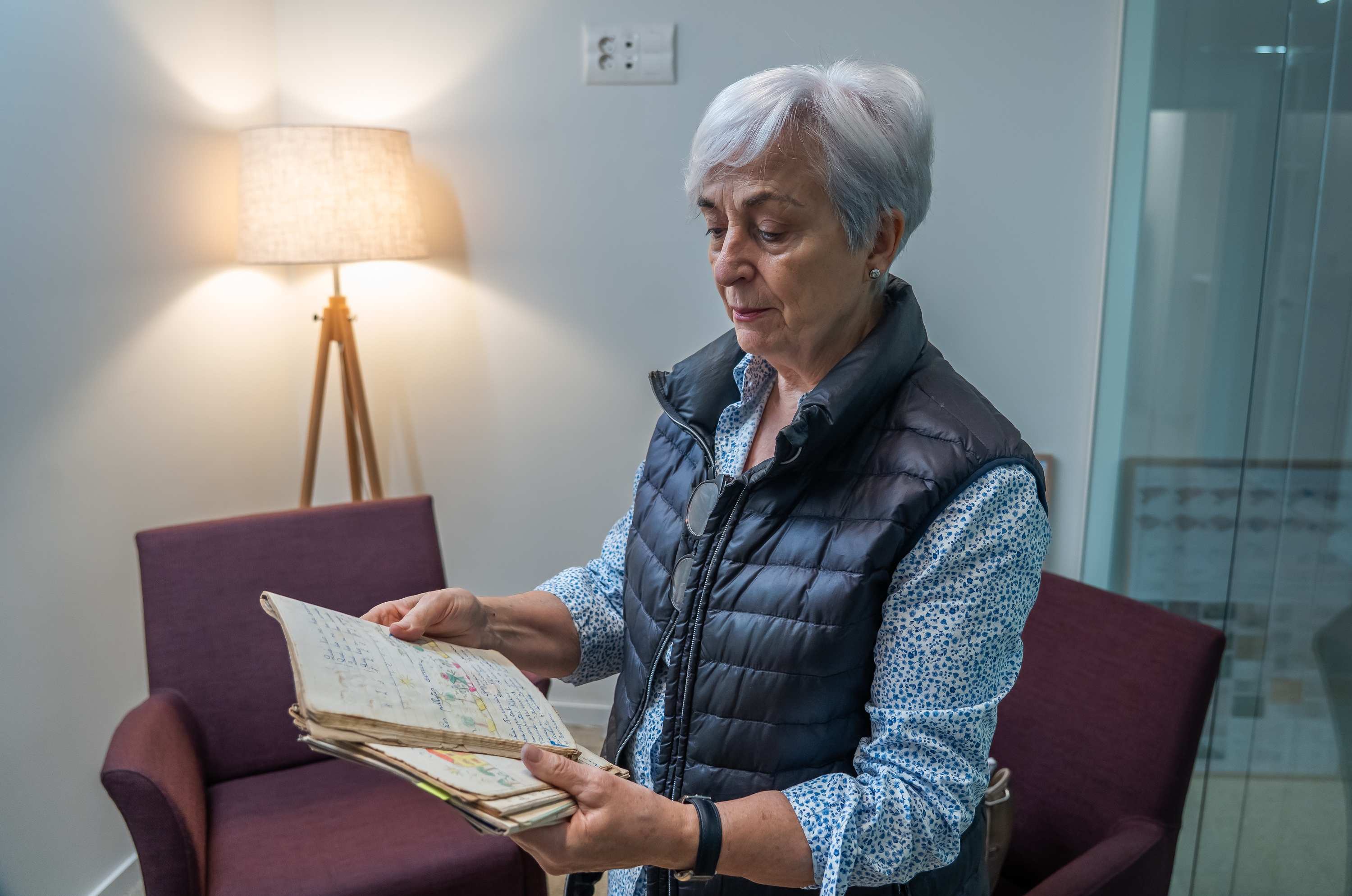 Mari Karmen Garmendia, eskolako koadernoak eskuan. ANDONI CANELLADA / FOKU