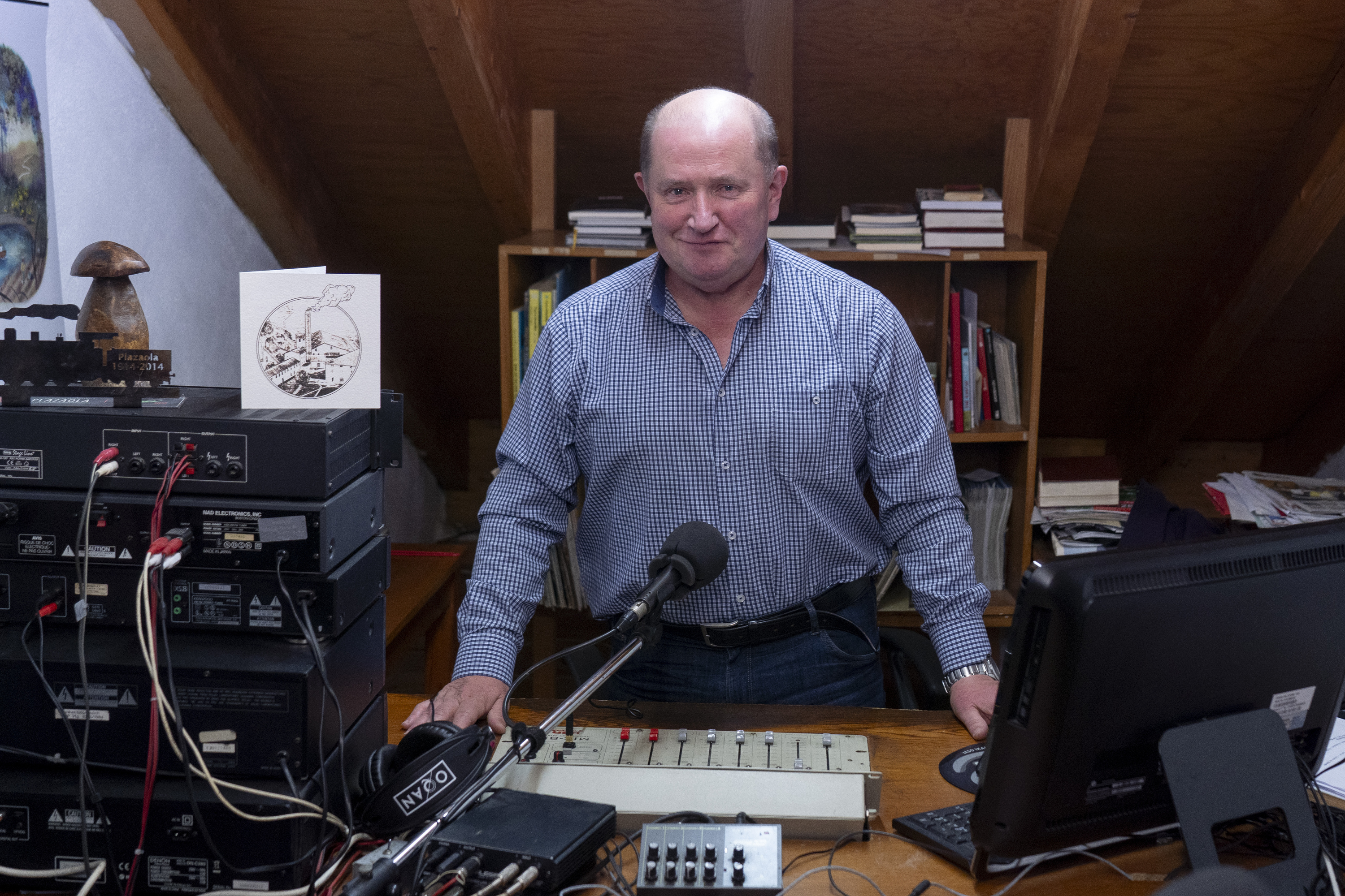 «Baserrian ari nintzen egun batean, eta mikrofonoaren aurrean hurrengoan» «Baserrian ari nintzen egun batean, eta mikrofonoaren aurrean hurrengoan»