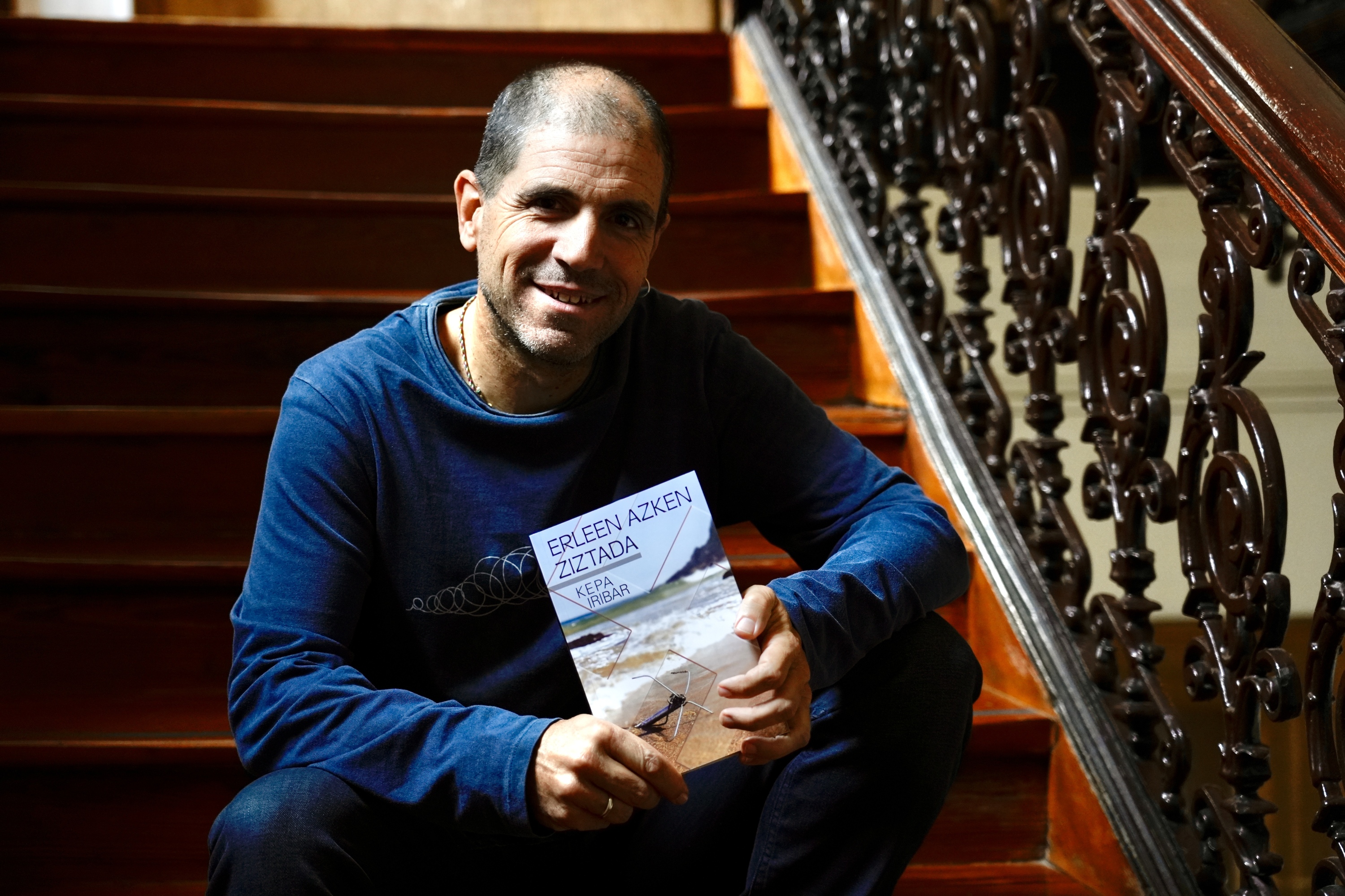 Kepa Iribar, lan berria eskuetan, gaur, Donostian. ANDONI CANELLADA / FOKU