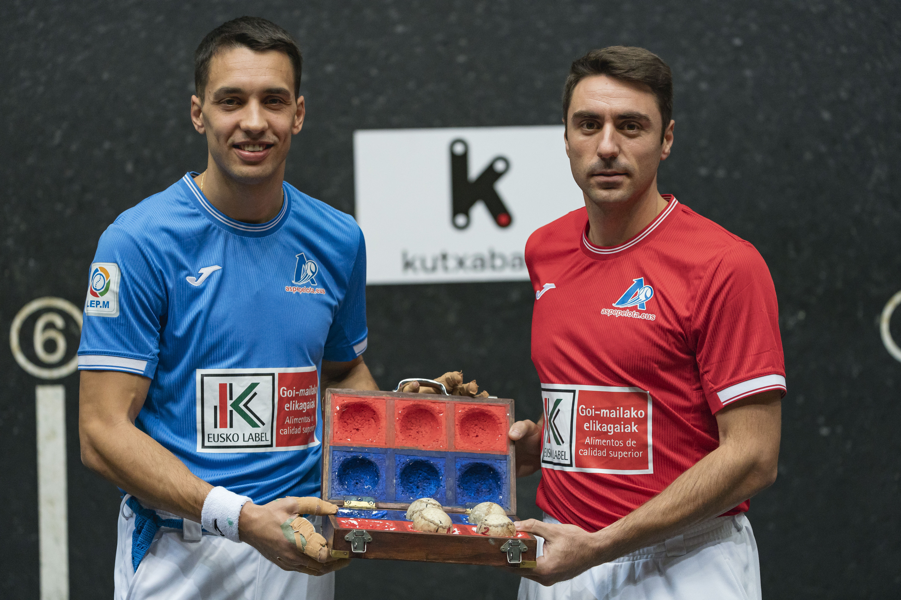 Javier Zabala eta Peio Etxeberria finaleko pilotak eskuartean dituztela. ARITZ LOIOLA / FOKU