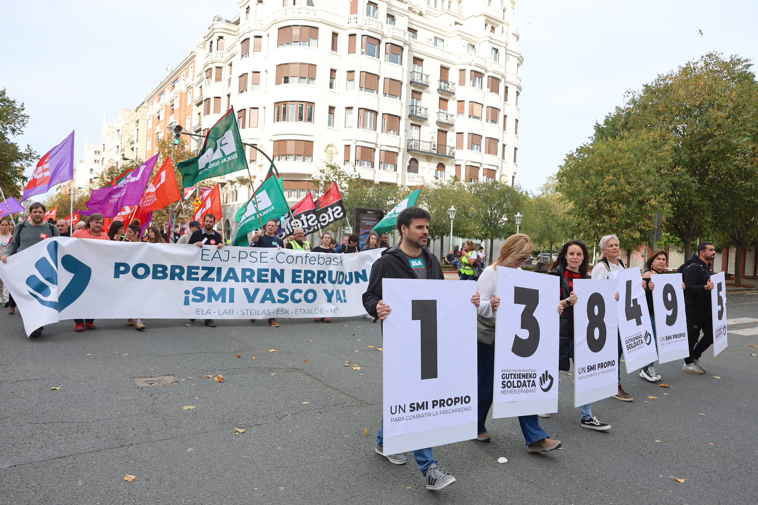 Gutxieneko soldatari buruzko HELa tramiterako onartzeko eskatu dute manifestazioan. OSKAR MATXIN EDESA / FOKU