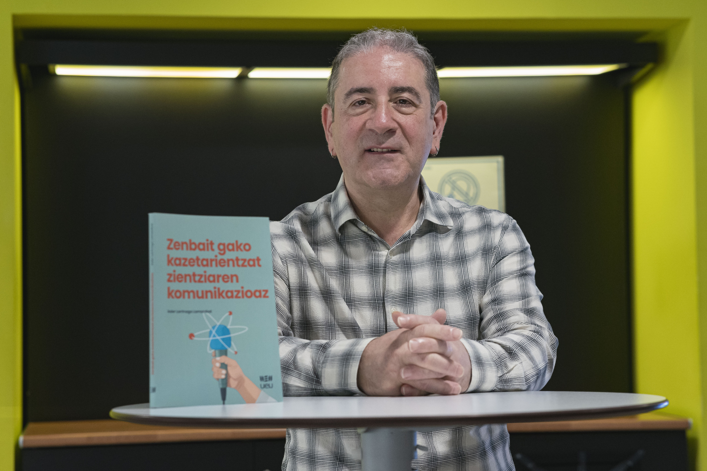 Asier Larrinaga Larrazabal bere 'Zenbait gako kazetarientzat zientziaren komunikazioaz' liburuarekin. ARITZ LOIOLA / FOKU