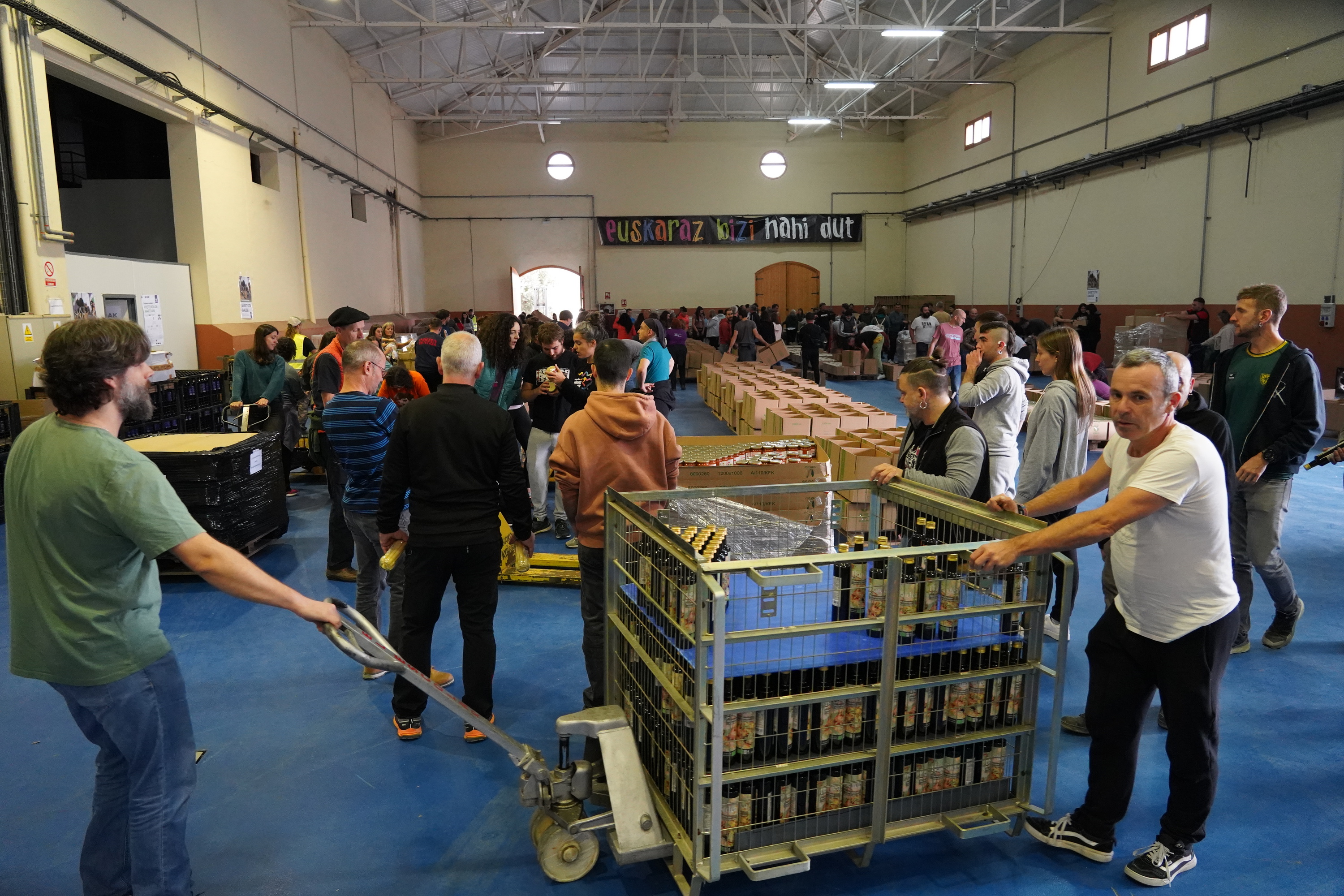 Errigorako boluntarioak kaxak prestatzen. ERRIGORA