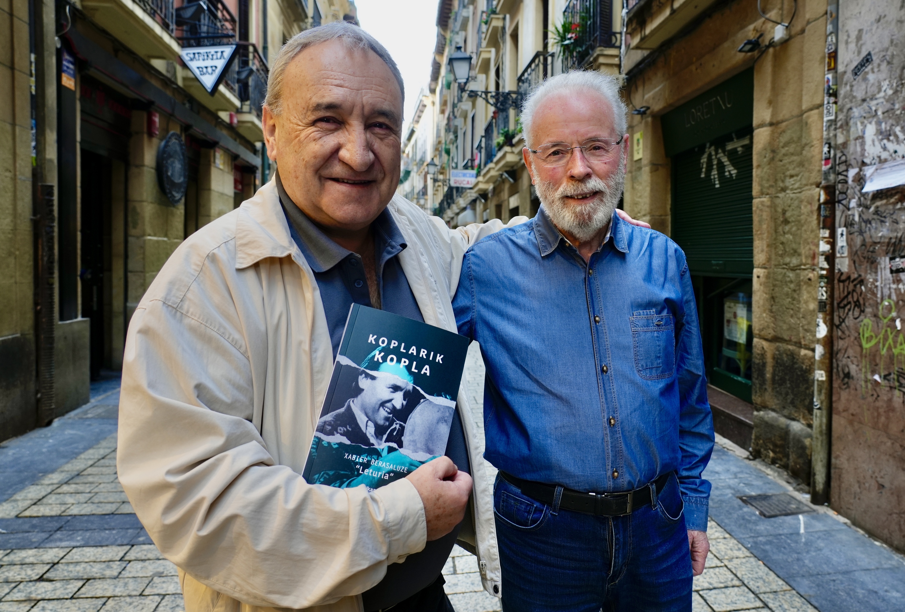 Xabier Berasaluze 'Leturia' eta Xabier Amuriza, gaur, Donostian. ANDONI CANELLADA / FOKU