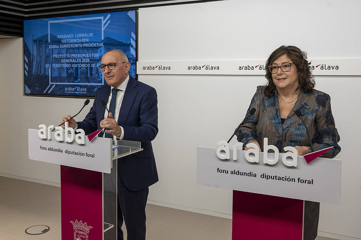 Ramiro Gonzalez ahaldun nagusia eta Itziar Gonzalo Ogasun eta Finantza diputatua Arabako aurrekontu proiektua aurkezten, gaur goizean, aldundiko prentsa aretoan. GORKA RUBIO / FOKU