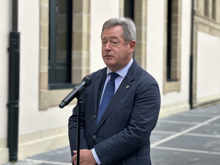 Bingen Zupiria, gaur, Eusko Legebiltzarreko osoko bilkurara sartu aurretik. IREKIA