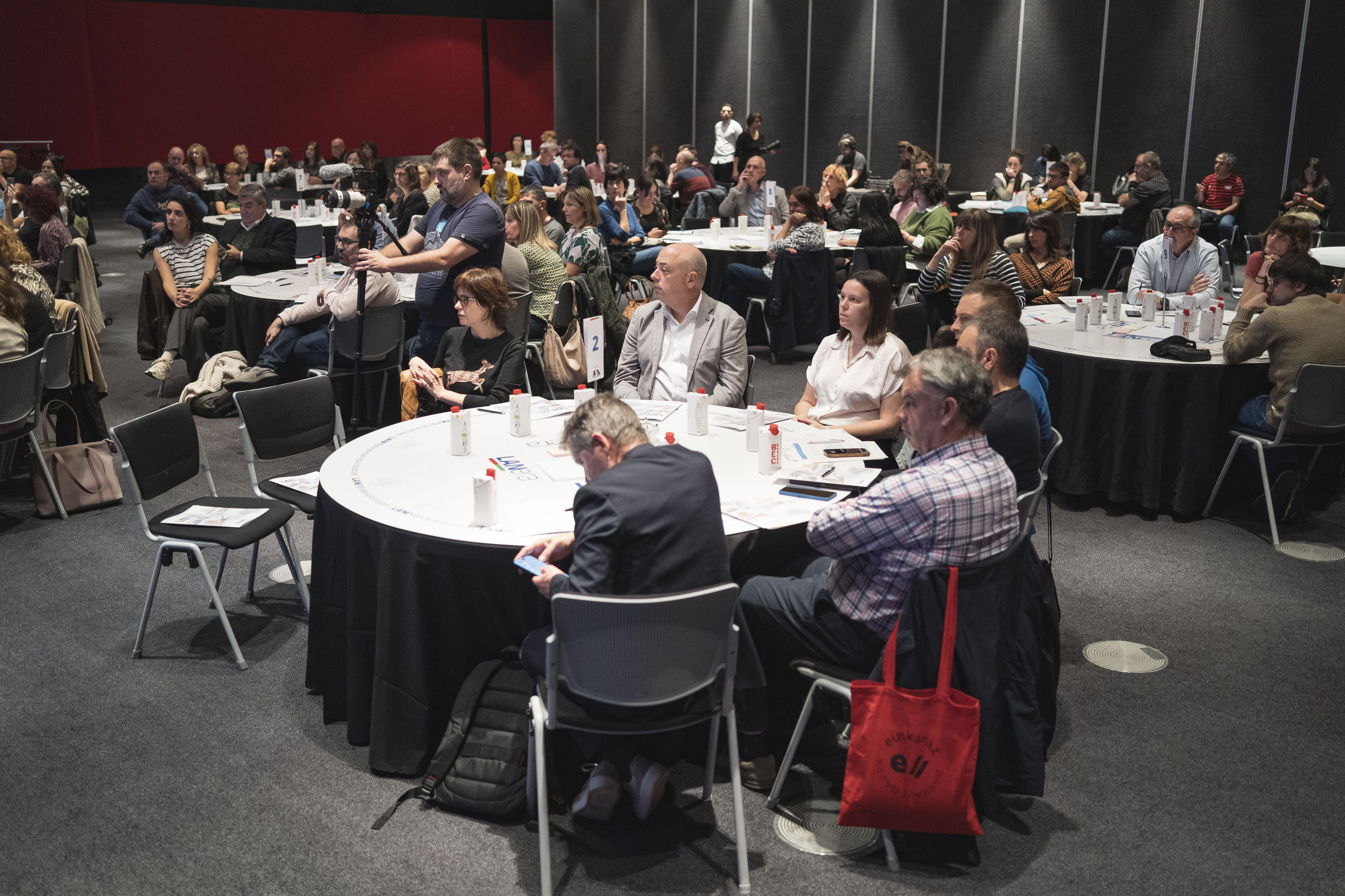 Ehun eragile inguru elkartu dira Barakaldoko jardunaldietan. ARITZ LOIOLA / FOKU