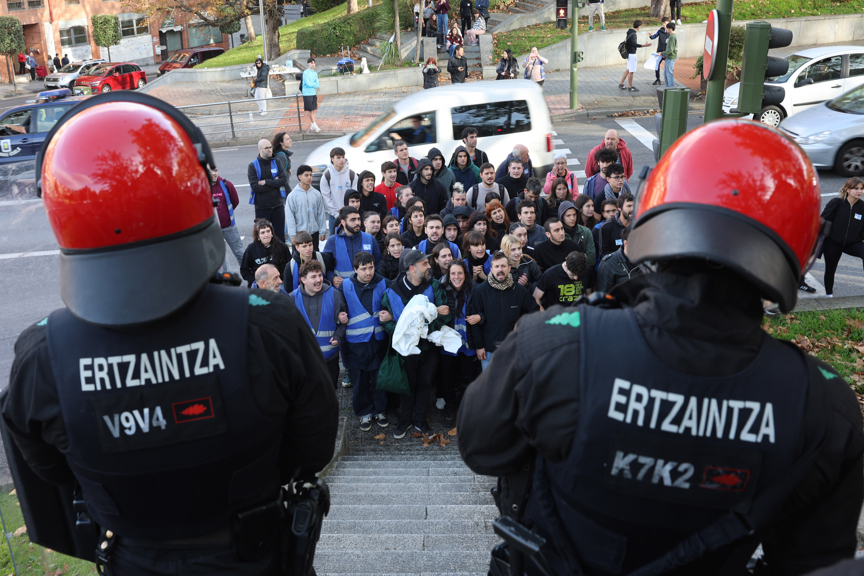 Bildutako lagunak, ertzainen begiradapean. OSKAR MATXIN EDESA / FOKU