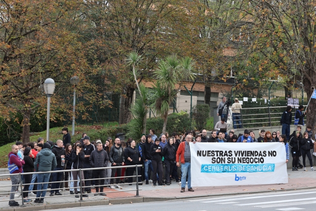 Etxegabetutako lagunei elkaratasuna adierazi dieten auzokideak. OSKAR MATXIN EDESA / FOKU