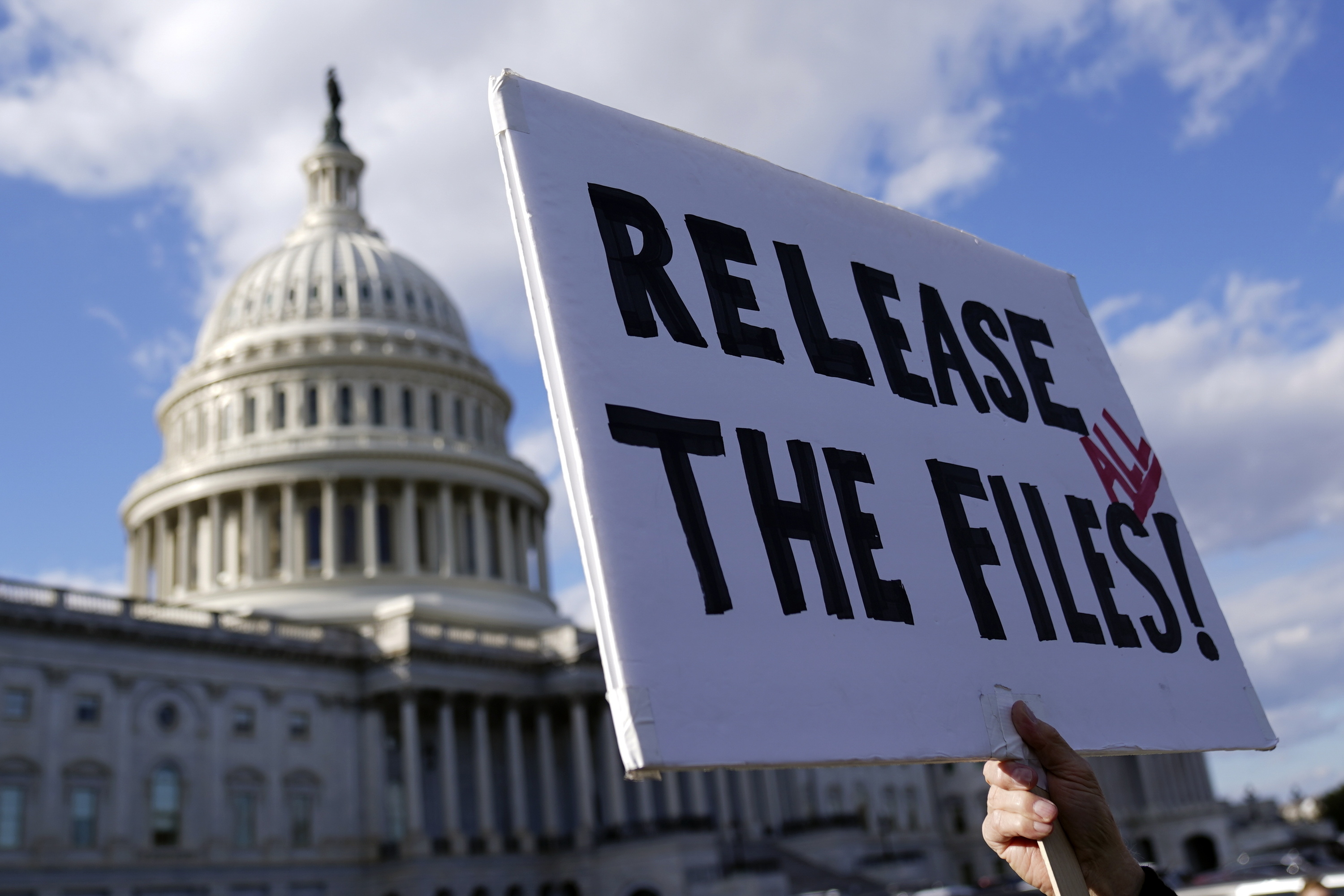 'Epstein kasuaren' biktimetako baten kartela, atzo Kapitolioaren aurrean egindako manifestazio batean. WILL OLIVER/EFE