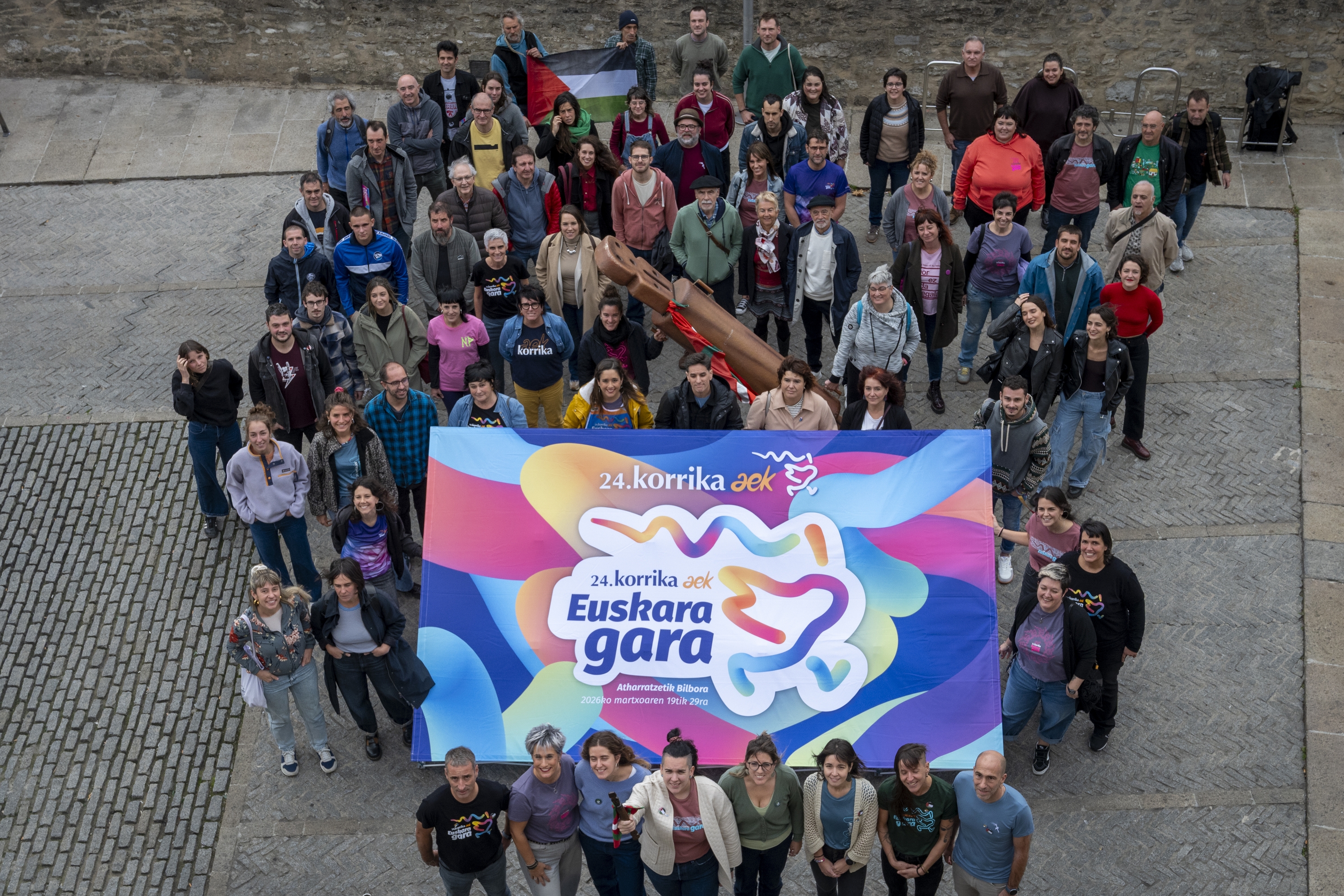 Euskalgintzako eta AEK-ko ordezkariak 24. Korrika aurkezten, gaur goizean, Gasteizen. GORKA RUBIO / FOKU